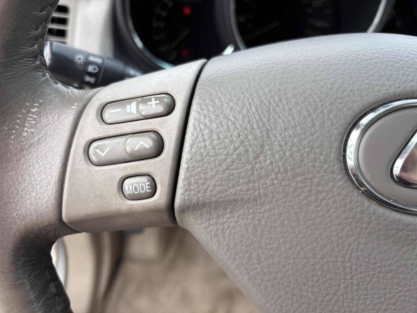 2009 WHITE /BEIGE LEEATHER Lexus RX 350 FWD (2T2GK31U59C) with an 3.5L V6 DOHC 24V engine, 5-Speed Automatic Overdrive transmission, located at 11170 Summerlin Square Dr., Fort Myers Beach, FL, 33931, (239) 999-7777, 26.493546, -81.941628 - Photo#34