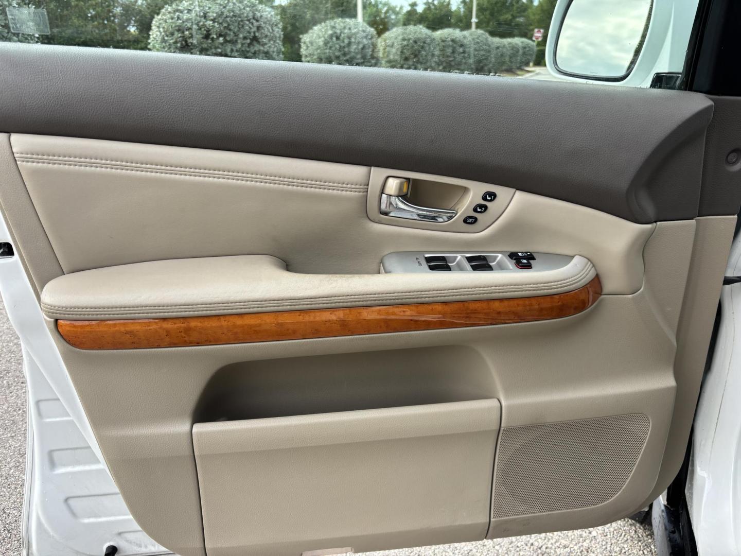 2009 WHITE /BEIGE LEEATHER Lexus RX 350 FWD (2T2GK31U59C) with an 3.5L V6 DOHC 24V engine, 5-Speed Automatic Overdrive transmission, located at 11170 Summerlin Square Dr., Fort Myers Beach, FL, 33931, (239) 999-7777, 26.493546, -81.941628 - Photo#37