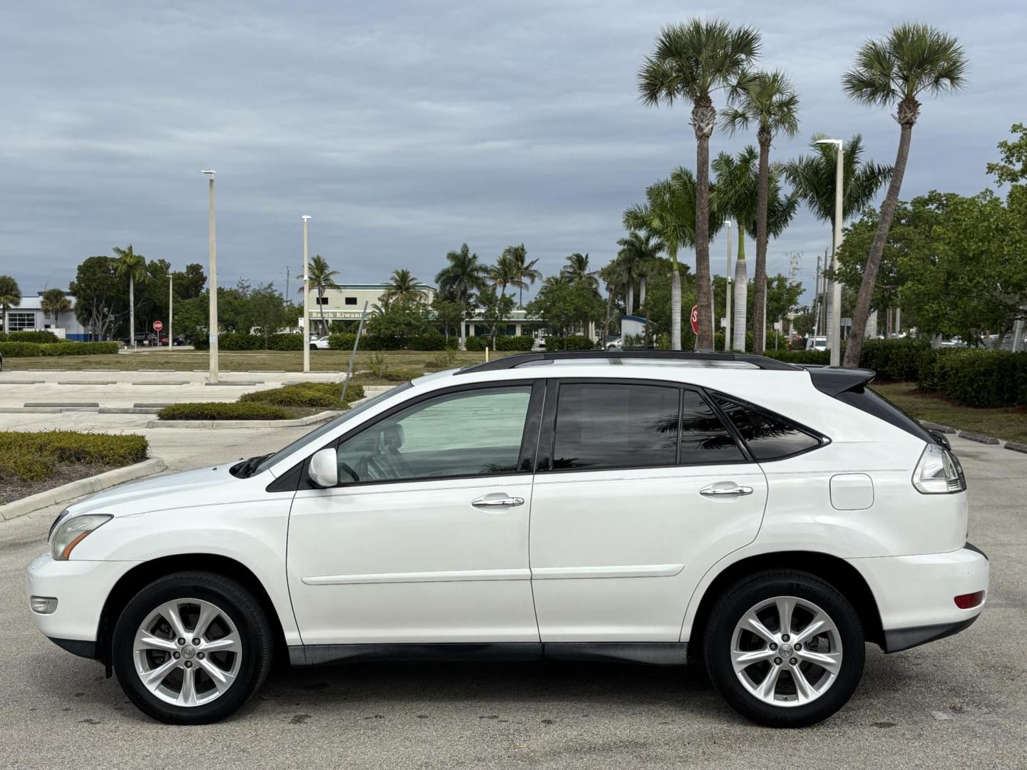 2009 WHITE /BEIGE LEEATHER Lexus RX 350 FWD (2T2GK31U59C) with an 3.5L V6 DOHC 24V engine, 5-Speed Automatic Overdrive transmission, located at 11170 Summerlin Square Dr., Fort Myers Beach, FL, 33931, (239) 999-7777, 26.493546, -81.941628 - Photo#8