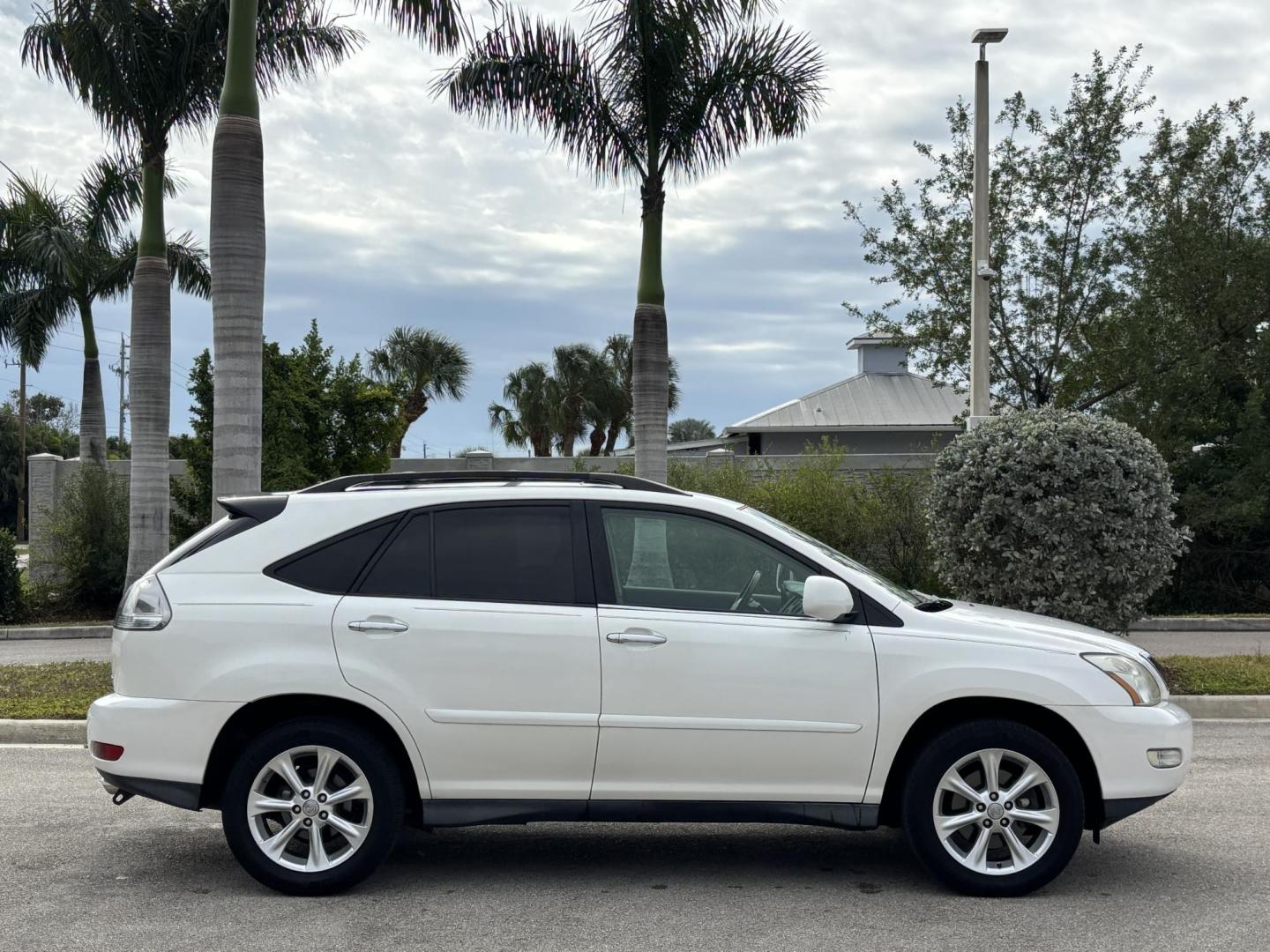 2009 WHITE /BEIGE LEEATHER Lexus RX 350 FWD (2T2GK31U59C) with an 3.5L V6 DOHC 24V engine, 5-Speed Automatic Overdrive transmission, located at 11170 Summerlin Square Dr., Fort Myers Beach, FL, 33931, (239) 999-7777, 26.493546, -81.941628 - Photo#4