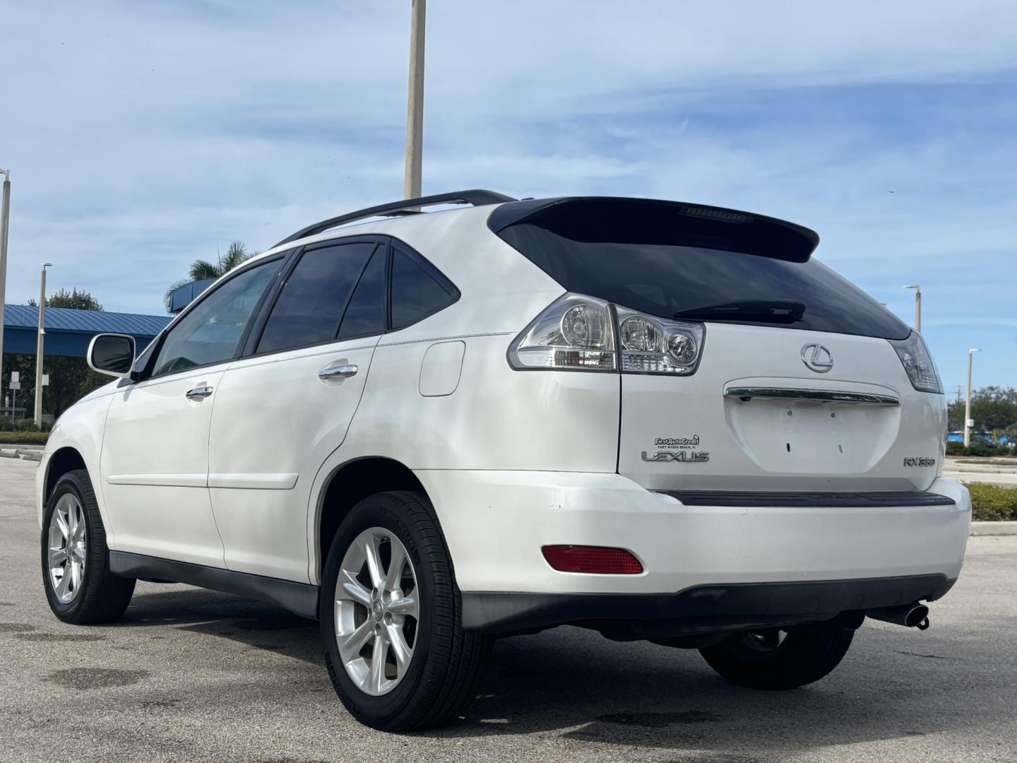 2009 WHITE /BEIGE LEEATHER Lexus RX 350 FWD (2T2GK31U59C) with an 3.5L V6 DOHC 24V engine, 5-Speed Automatic Overdrive transmission, located at 11170 Summerlin Square Dr., Fort Myers Beach, FL, 33931, (239) 999-7777, 26.493546, -81.941628 - Photo#5