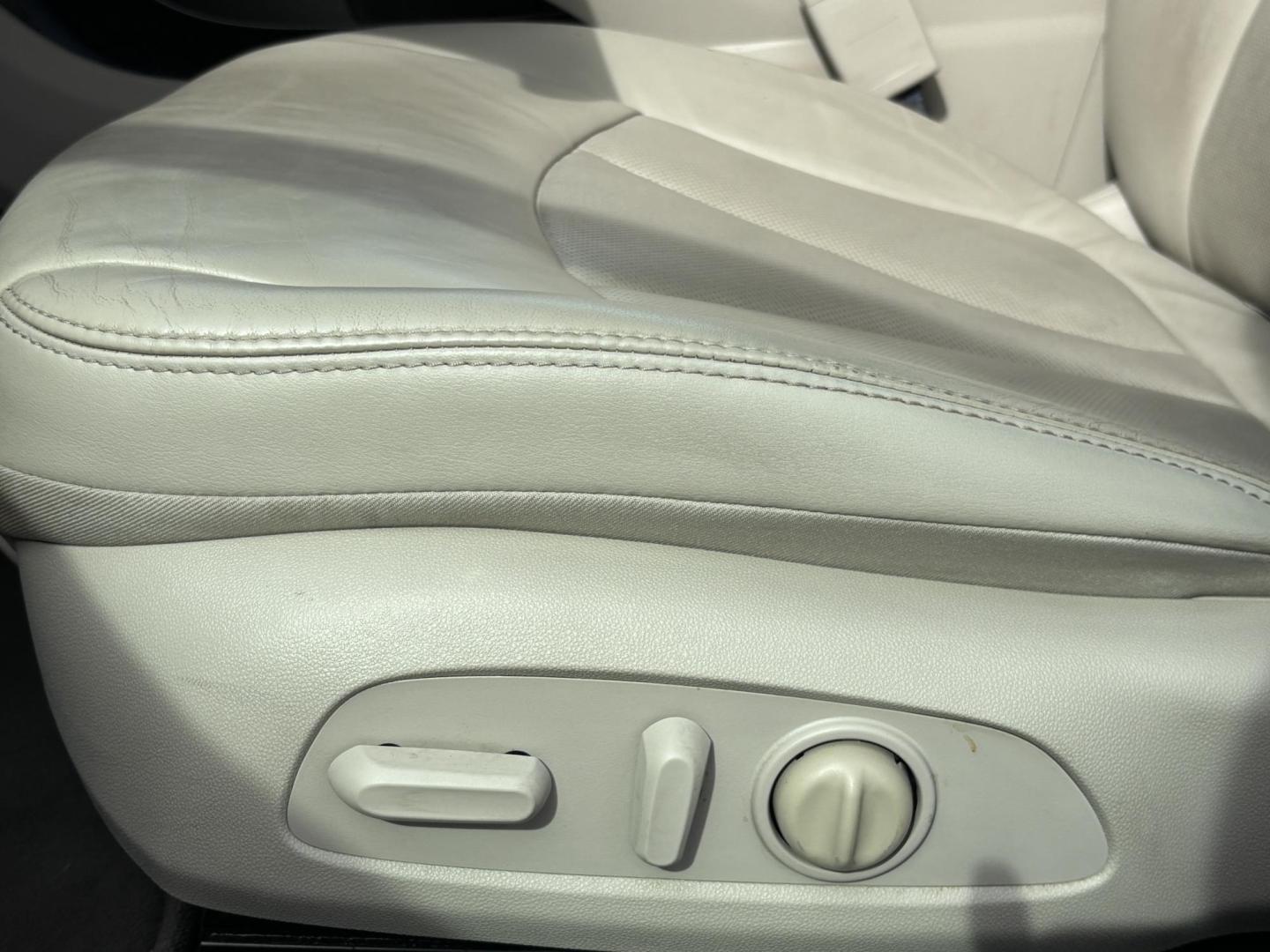 2018 WHITE /BEIGE LEATHER Buick LaCrosse Essence (1G4ZP5SS7JU) with an 3.6L V6 DOHC 24V engine, 8A transmission, located at 11170 Summerlin Square Dr., Fort Myers Beach, FL, 33931, (239) 999-7777, 26.493546, -81.941628 - Photo#15