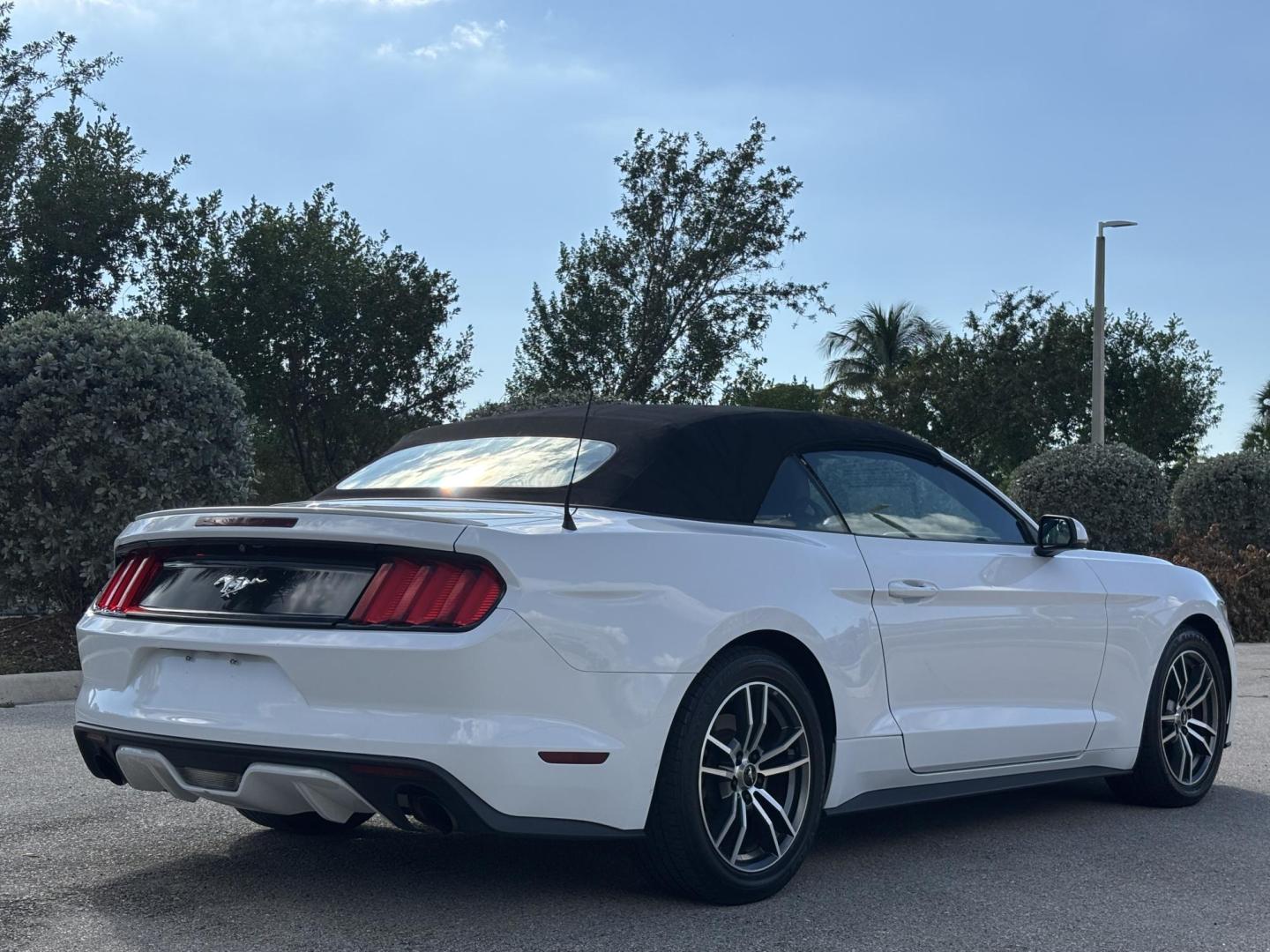 2016 WHITE /CREAM / BLACK LEATHER Ford Mustang EcoBoost Premium Convertible (1FATP8UH4G5) with an 2.3L L4 DOHC 16V engine, 6-Speed Automatic transmission, located at 11170 Summerlin Square Dr., Fort Myers Beach, FL, 33931, (239) 999-7777, 26.493546, -81.941628 - Photo#15