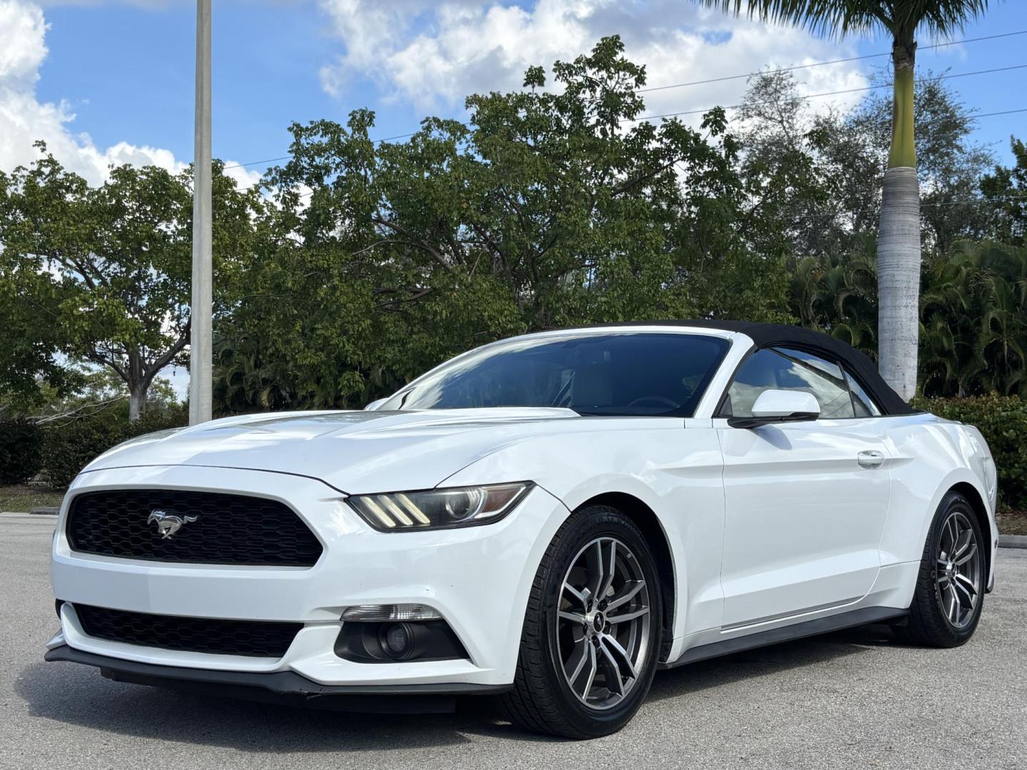 2016 WHITE /CREAM / BLACK LEATHER Ford Mustang EcoBoost Premium Convertible (1FATP8UH4G5) with an 2.3L L4 DOHC 16V engine, 6-Speed Automatic transmission, located at 11170 Summerlin Square Dr., Fort Myers Beach, FL, 33931, (239) 999-7777, 26.493546, -81.941628 - Photo#9