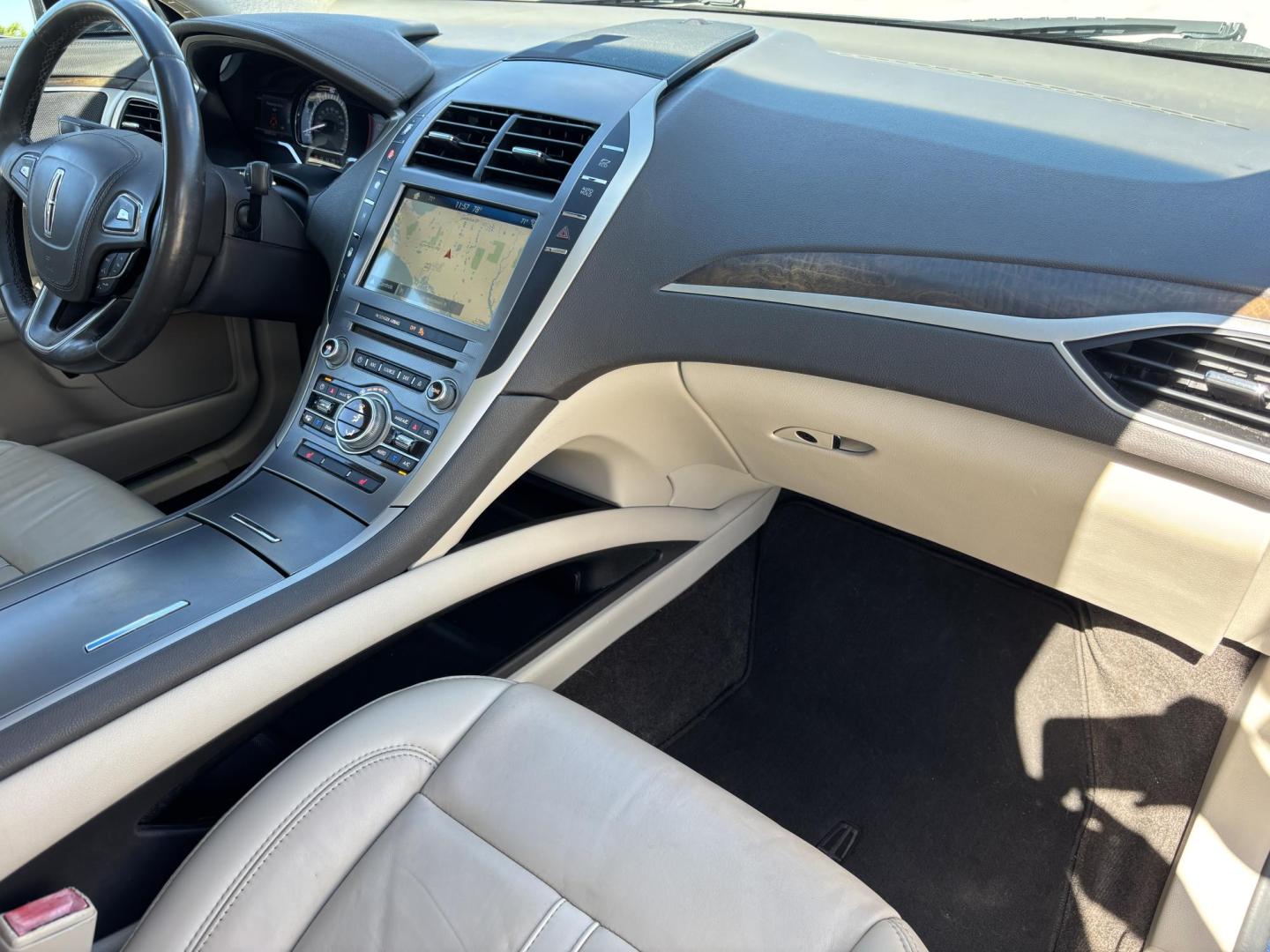 2018 BLUE /BEIGE LEATHER Lincoln MKZ Hybrid Select (3LN6L5LU9JR) with an 2.0L L4 DOHC 16V HYBRID engine, CVT transmission, located at 11170 Summerlin Square Dr., Fort Myers Beach, FL, 33931, (239) 999-7777, 26.493546, -81.941628 - Photo#13