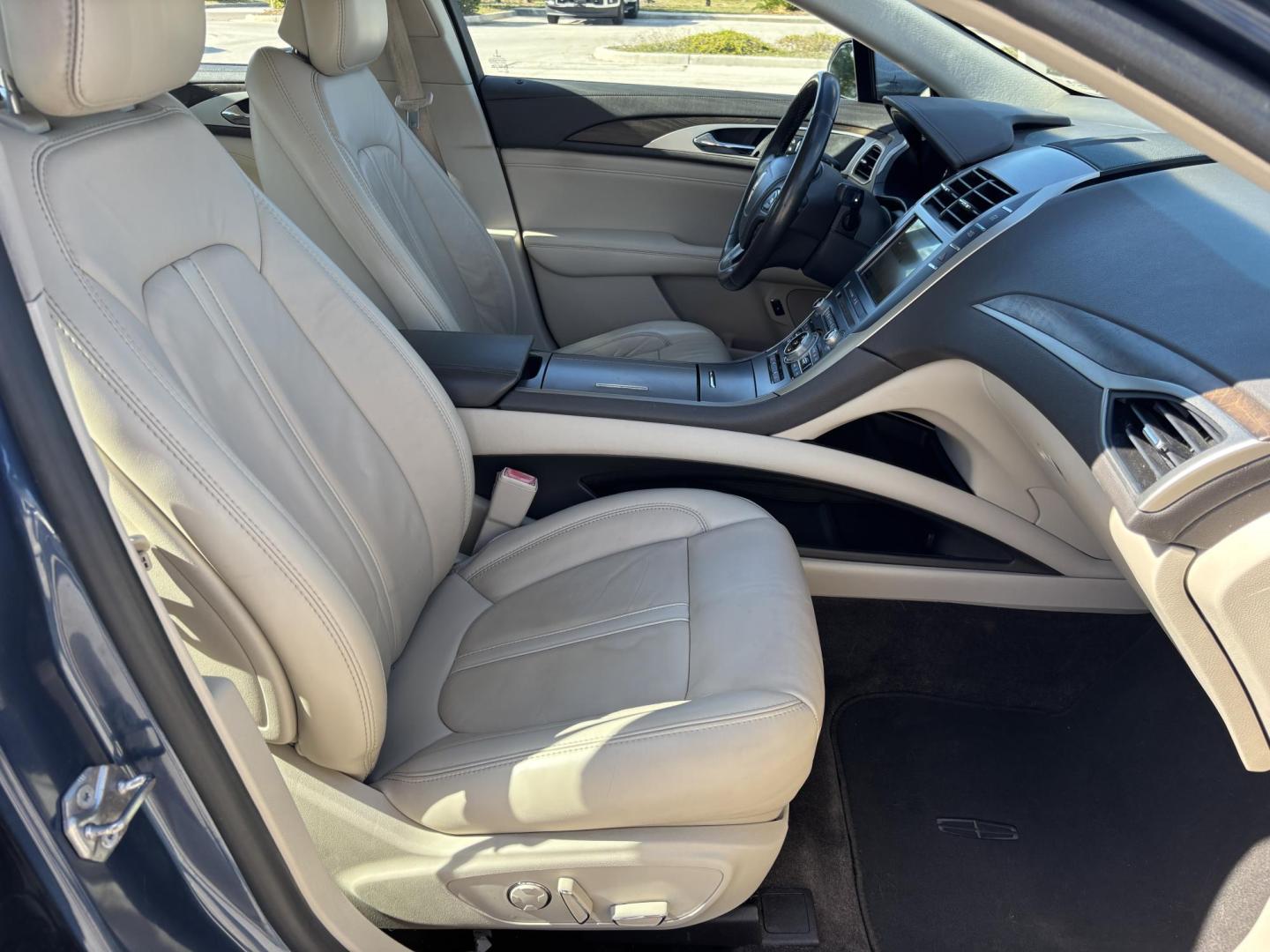 2018 BLUE /BEIGE LEATHER Lincoln MKZ Hybrid Select (3LN6L5LU9JR) with an 2.0L L4 DOHC 16V HYBRID engine, CVT transmission, located at 11170 Summerlin Square Dr., Fort Myers Beach, FL, 33931, (239) 999-7777, 26.493546, -81.941628 - Photo#14