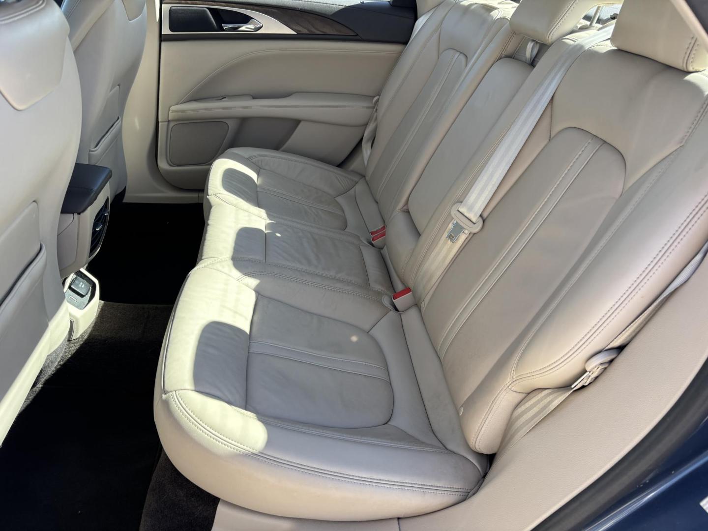 2018 BLUE /BEIGE LEATHER Lincoln MKZ Hybrid Select (3LN6L5LU9JR) with an 2.0L L4 DOHC 16V HYBRID engine, CVT transmission, located at 11170 Summerlin Square Dr., Fort Myers Beach, FL, 33931, (239) 999-7777, 26.493546, -81.941628 - Photo#17