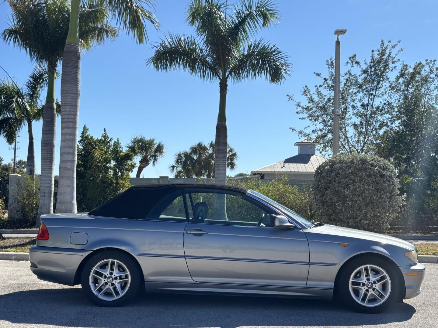 2004 GRAY /BLACK LEATHER BMW 3-Series 325Ci convertible (WBABW33494P) with an 2.5L L6 DOHC 24V engine, 5-Speed Automatic transmission, located at 11170 Summerlin Square Dr., Fort Myers Beach, FL, 33931, (239) 999-7777, 26.493546, -81.941628 - Photo#4