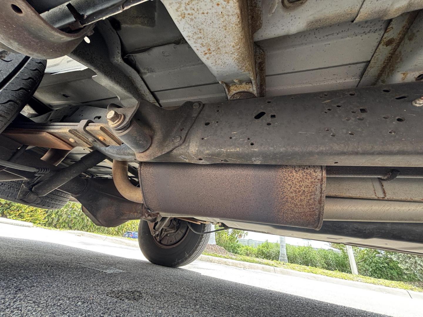 2010 WHITE /GRAY CLOTH Ford E-Series Wagon E-350 XL Super Duty Extended (1FBSS3BL3AD) with an 5.4L V8 SOHC 16V engine, 4 Speed Automatic transmission, located at 11170 Summerlin Square Dr., Fort Myers Beach, FL, 33931, (239) 999-7777, 26.493546, -81.941628 - Check out this heavy-duty and spacious 2010 Ford E-350 Super Duty Wagon XLT — offering 128,000 miles and built to handle large groups, work needs, or commercial use with ease. Powered by a strong 5.4L V8 engine and paired with rear-wheel drive, this E-350 delivers the durability and performance - Photo#27