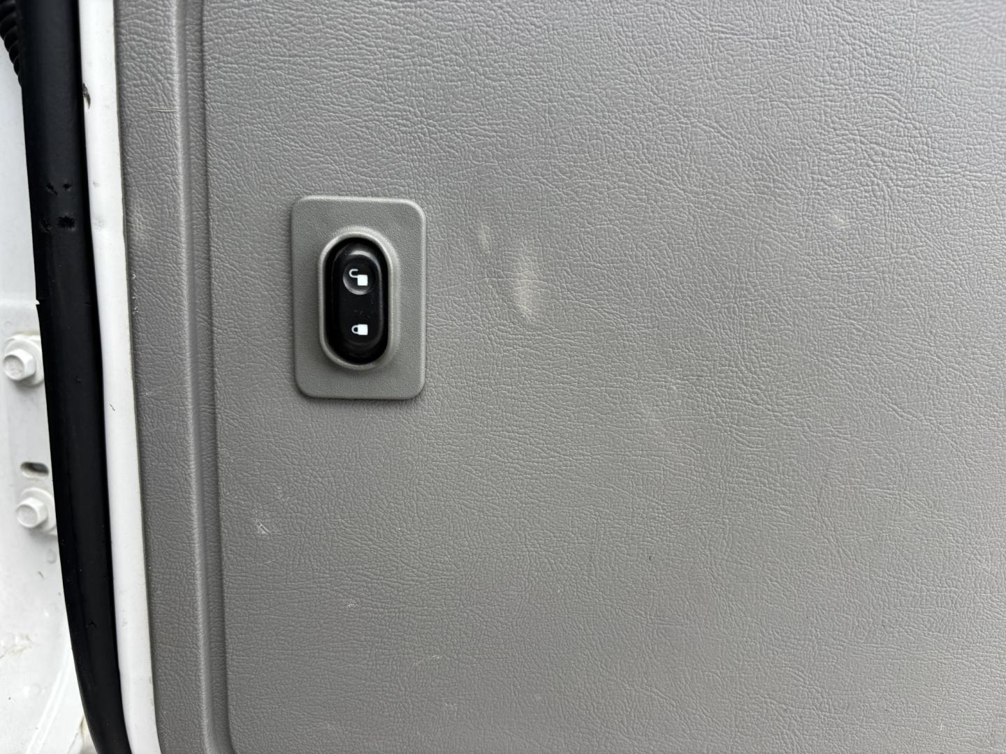 2010 WHITE /GRAY CLOTH Ford E-Series Wagon E-350 XL Super Duty Extended (1FBSS3BL3AD) with an 5.4L V8 SOHC 16V engine, 4 Speed Automatic transmission, located at 11170 Summerlin Square Dr., Fort Myers Beach, FL, 33931, (239) 999-7777, 26.493546, -81.941628 - Check out this heavy-duty and spacious 2010 Ford E-350 Super Duty Wagon XLT — offering 128,000 miles and built to handle large groups, work needs, or commercial use with ease. Powered by a strong 5.4L V8 engine and paired with rear-wheel drive, this E-350 delivers the durability and performance - Photo#26