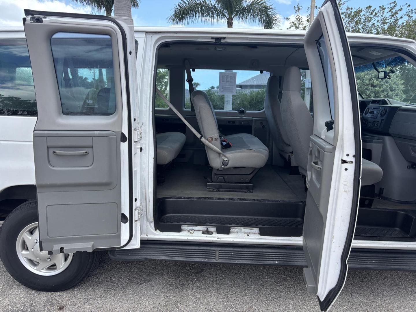 2010 WHITE /GRAY CLOTH Ford E-Series Wagon E-350 XL Super Duty Extended (1FBSS3BL3AD) with an 5.4L V8 SOHC 16V engine, 4 Speed Automatic transmission, located at 11170 Summerlin Square Dr., Fort Myers Beach, FL, 33931, (239) 999-7777, 26.493546, -81.941628 - Check out this heavy-duty and spacious 2010 Ford E-350 Super Duty Wagon XLT — offering 128,000 miles and built to handle large groups, work needs, or commercial use with ease. Powered by a strong 5.4L V8 engine and paired with rear-wheel drive, this E-350 delivers the durability and performance - Photo#16