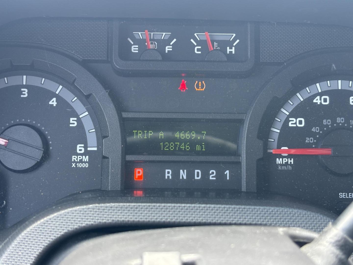 2010 WHITE /GRAY CLOTH Ford E-Series Wagon E-350 XL Super Duty Extended (1FBSS3BL3AD) with an 5.4L V8 SOHC 16V engine, 4 Speed Automatic transmission, located at 11170 Summerlin Square Dr., Fort Myers Beach, FL, 33931, (239) 999-7777, 26.493546, -81.941628 - Check out this heavy-duty and spacious 2010 Ford E-350 Super Duty Wagon XLT — offering 128,000 miles and built to handle large groups, work needs, or commercial use with ease. Powered by a strong 5.4L V8 engine and paired with rear-wheel drive, this E-350 delivers the durability and performance - Photo#14