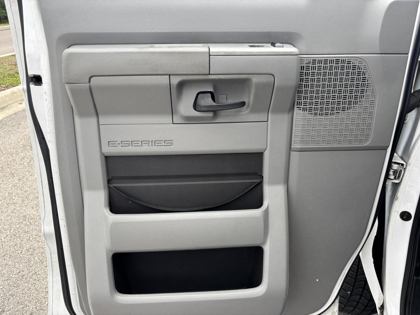 2010 WHITE /GRAY CLOTH Ford E-Series Wagon E-350 XL Super Duty Extended (1FBSS3BL3AD) with an 5.4L V8 SOHC 16V engine, 4 Speed Automatic transmission, located at 11170 Summerlin Square Dr., Fort Myers Beach, FL, 33931, (239) 999-7777, 26.493546, -81.941628 - Check out this heavy-duty and spacious 2010 Ford E-350 Super Duty Wagon XLT — offering 128,000 miles and built to handle large groups, work needs, or commercial use with ease. Powered by a strong 5.4L V8 engine and paired with rear-wheel drive, this E-350 delivers the durability and performance - Photo#25