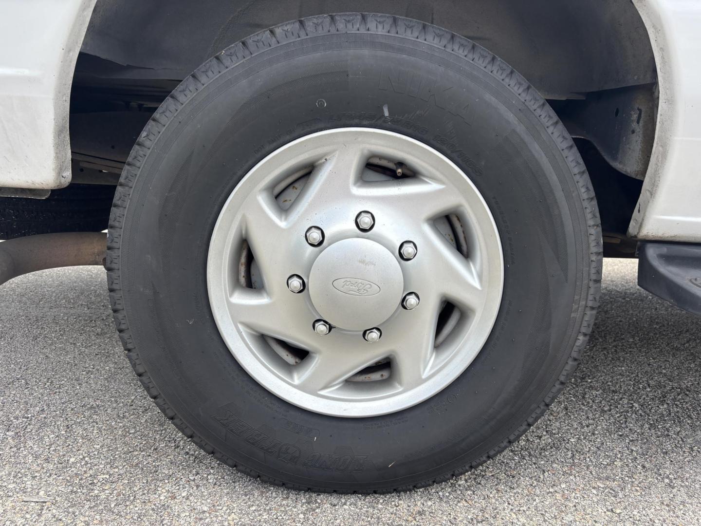 2010 WHITE /GRAY CLOTH Ford E-Series Wagon E-350 XL Super Duty Extended (1FBSS3BL3AD) with an 5.4L V8 SOHC 16V engine, 4 Speed Automatic transmission, located at 11170 Summerlin Square Dr., Fort Myers Beach, FL, 33931, (239) 999-7777, 26.493546, -81.941628 - Check out this heavy-duty and spacious 2010 Ford E-350 Super Duty Wagon XLT — offering 128,000 miles and built to handle large groups, work needs, or commercial use with ease. Powered by a strong 5.4L V8 engine and paired with rear-wheel drive, this E-350 delivers the durability and performance - Photo#39