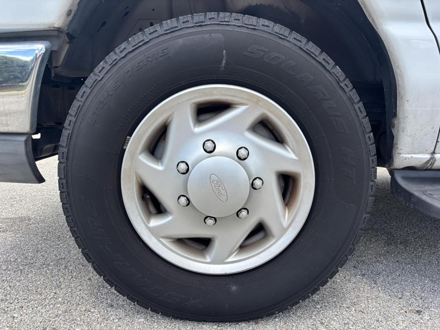 2010 WHITE /GRAY CLOTH Ford E-Series Wagon E-350 XL Super Duty Extended (1FBSS3BL3AD) with an 5.4L V8 SOHC 16V engine, 4 Speed Automatic transmission, located at 11170 Summerlin Square Dr., Fort Myers Beach, FL, 33931, (239) 999-7777, 26.493546, -81.941628 - Check out this heavy-duty and spacious 2010 Ford E-350 Super Duty Wagon XLT — offering 128,000 miles and built to handle large groups, work needs, or commercial use with ease. Powered by a strong 5.4L V8 engine and paired with rear-wheel drive, this E-350 delivers the durability and performance - Photo#41