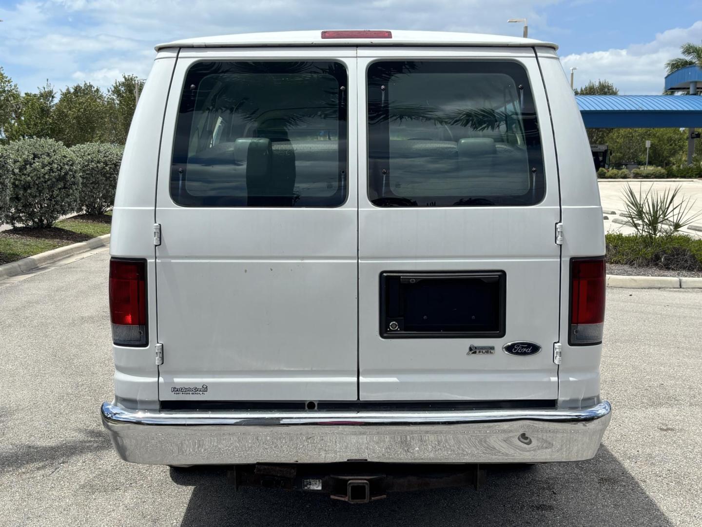 2010 WHITE /GRAY CLOTH Ford E-Series Wagon E-350 XL Super Duty Extended (1FBSS3BL3AD) with an 5.4L V8 SOHC 16V engine, 4 Speed Automatic transmission, located at 11170 Summerlin Square Dr., Fort Myers Beach, FL, 33931, (239) 999-7777, 26.493546, -81.941628 - Check out this heavy-duty and spacious 2010 Ford E-350 Super Duty Wagon XLT — offering 128,000 miles and built to handle large groups, work needs, or commercial use with ease. Powered by a strong 5.4L V8 engine and paired with rear-wheel drive, this E-350 delivers the durability and performance - Photo#6