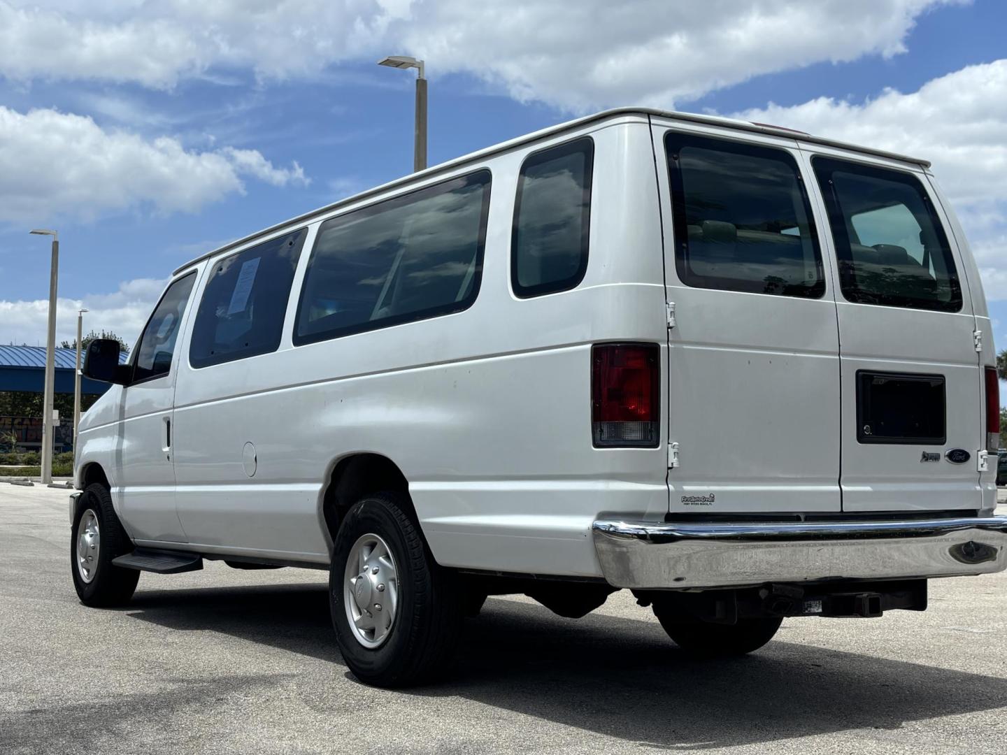 2010 WHITE /GRAY CLOTH Ford E-Series Wagon E-350 XL Super Duty Extended (1FBSS3BL3AD) with an 5.4L V8 SOHC 16V engine, 4 Speed Automatic transmission, located at 11170 Summerlin Square Dr., Fort Myers Beach, FL, 33931, (239) 999-7777, 26.493546, -81.941628 - Check out this heavy-duty and spacious 2010 Ford E-350 Super Duty Wagon XLT — offering 128,000 miles and built to handle large groups, work needs, or commercial use with ease. Powered by a strong 5.4L V8 engine and paired with rear-wheel drive, this E-350 delivers the durability and performance - Photo#5