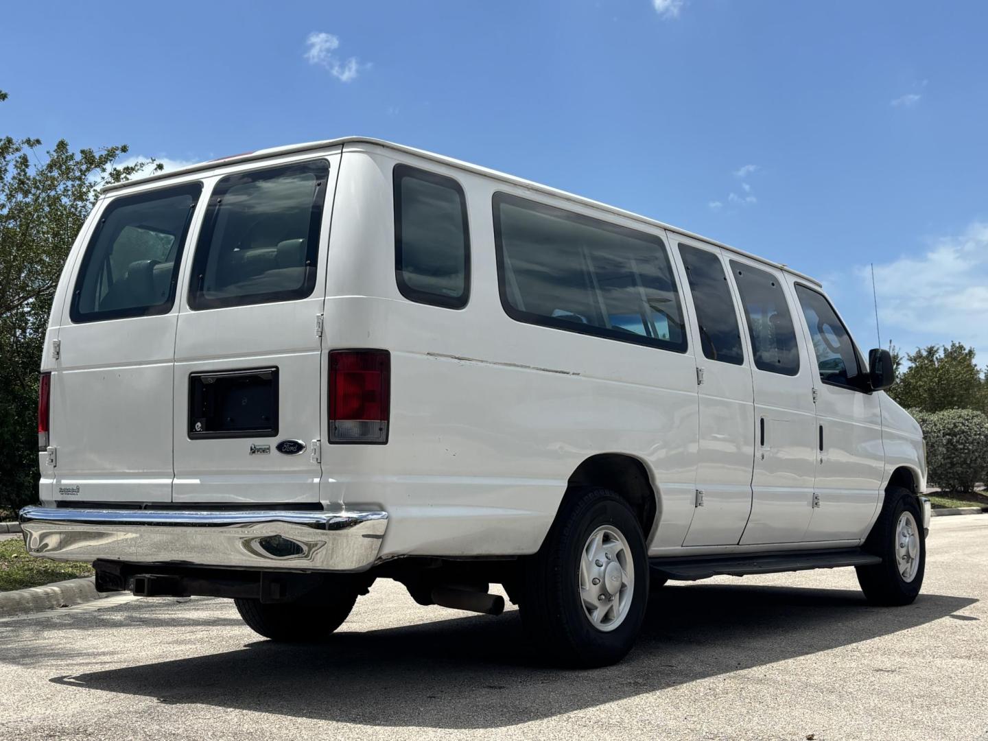 2010 WHITE /GRAY CLOTH Ford E-Series Wagon E-350 XL Super Duty Extended (1FBSS3BL3AD) with an 5.4L V8 SOHC 16V engine, 4 Speed Automatic transmission, located at 11170 Summerlin Square Dr., Fort Myers Beach, FL, 33931, (239) 999-7777, 26.493546, -81.941628 - Check out this heavy-duty and spacious 2010 Ford E-350 Super Duty Wagon XLT — offering 128,000 miles and built to handle large groups, work needs, or commercial use with ease. Powered by a strong 5.4L V8 engine and paired with rear-wheel drive, this E-350 delivers the durability and performance - Photo#7