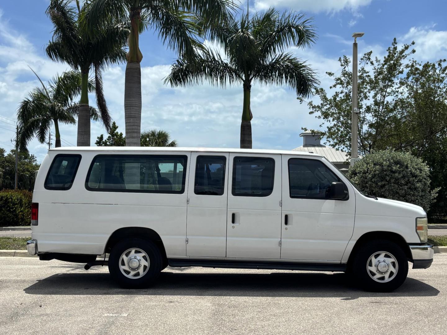 2010 WHITE /GRAY CLOTH Ford E-Series Wagon E-350 XL Super Duty Extended (1FBSS3BL3AD) with an 5.4L V8 SOHC 16V engine, 4 Speed Automatic transmission, located at 11170 Summerlin Square Dr., Fort Myers Beach, FL, 33931, (239) 999-7777, 26.493546, -81.941628 - Check out this heavy-duty and spacious 2010 Ford E-350 Super Duty Wagon XLT — offering 128,000 miles and built to handle large groups, work needs, or commercial use with ease. Powered by a strong 5.4L V8 engine and paired with rear-wheel drive, this E-350 delivers the durability and performance - Photo#4