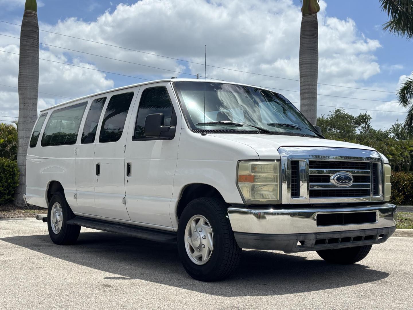 2010 WHITE /GRAY CLOTH Ford E-Series Wagon E-350 XL Super Duty Extended (1FBSS3BL3AD) with an 5.4L V8 SOHC 16V engine, 4 Speed Automatic transmission, located at 11170 Summerlin Square Dr., Fort Myers Beach, FL, 33931, (239) 999-7777, 26.493546, -81.941628 - Check out this heavy-duty and spacious 2010 Ford E-350 Super Duty Wagon XLT — offering 128,000 miles and built to handle large groups, work needs, or commercial use with ease. Powered by a strong 5.4L V8 engine and paired with rear-wheel drive, this E-350 delivers the durability and performance - Photo#3
