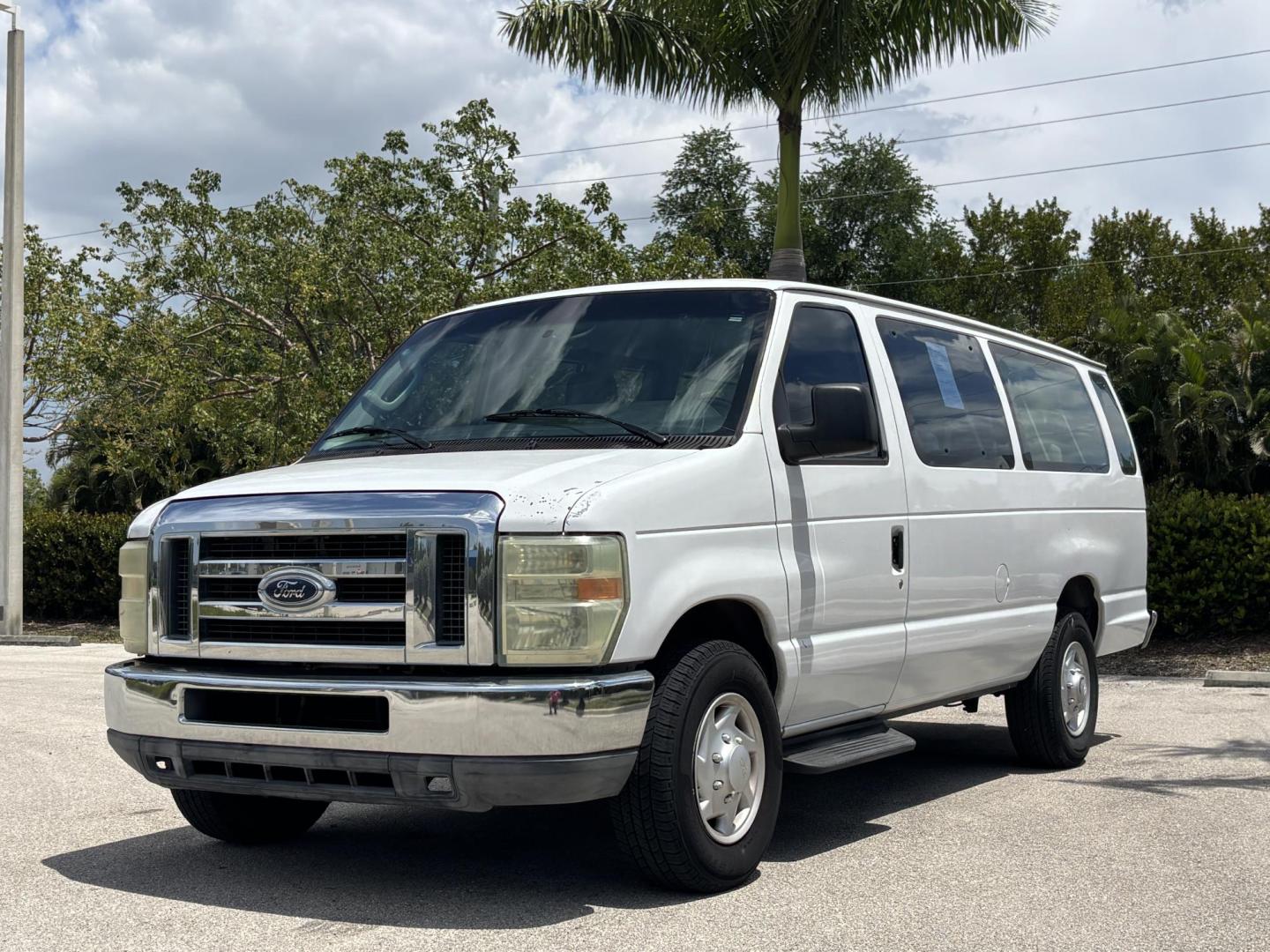 2010 WHITE /GRAY CLOTH Ford E-Series Wagon E-350 XL Super Duty Extended (1FBSS3BL3AD) with an 5.4L V8 SOHC 16V engine, 4 Speed Automatic transmission, located at 11170 Summerlin Square Dr., Fort Myers Beach, FL, 33931, (239) 999-7777, 26.493546, -81.941628 - Check out this heavy-duty and spacious 2010 Ford E-350 Super Duty Wagon XLT — offering 128,000 miles and built to handle large groups, work needs, or commercial use with ease. Powered by a strong 5.4L V8 engine and paired with rear-wheel drive, this E-350 delivers the durability and performance - Photo#1