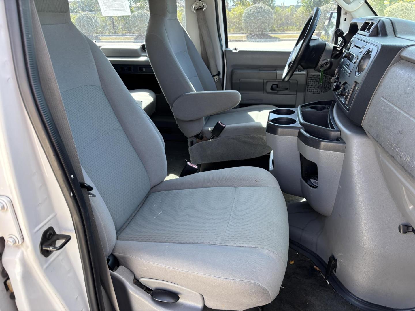 2010 WHITE /GRAY CLOTH Ford E-Series Wagon E-350 XL Super Duty Extended (1FBSS3BL3AD) with an 5.4L V8 SOHC 16V engine, located at 11170 Summerlin Square Dr., Fort Myers Beach, FL, 33931, (239) 999-7777, 26.493546, -81.941628 - Photo#7