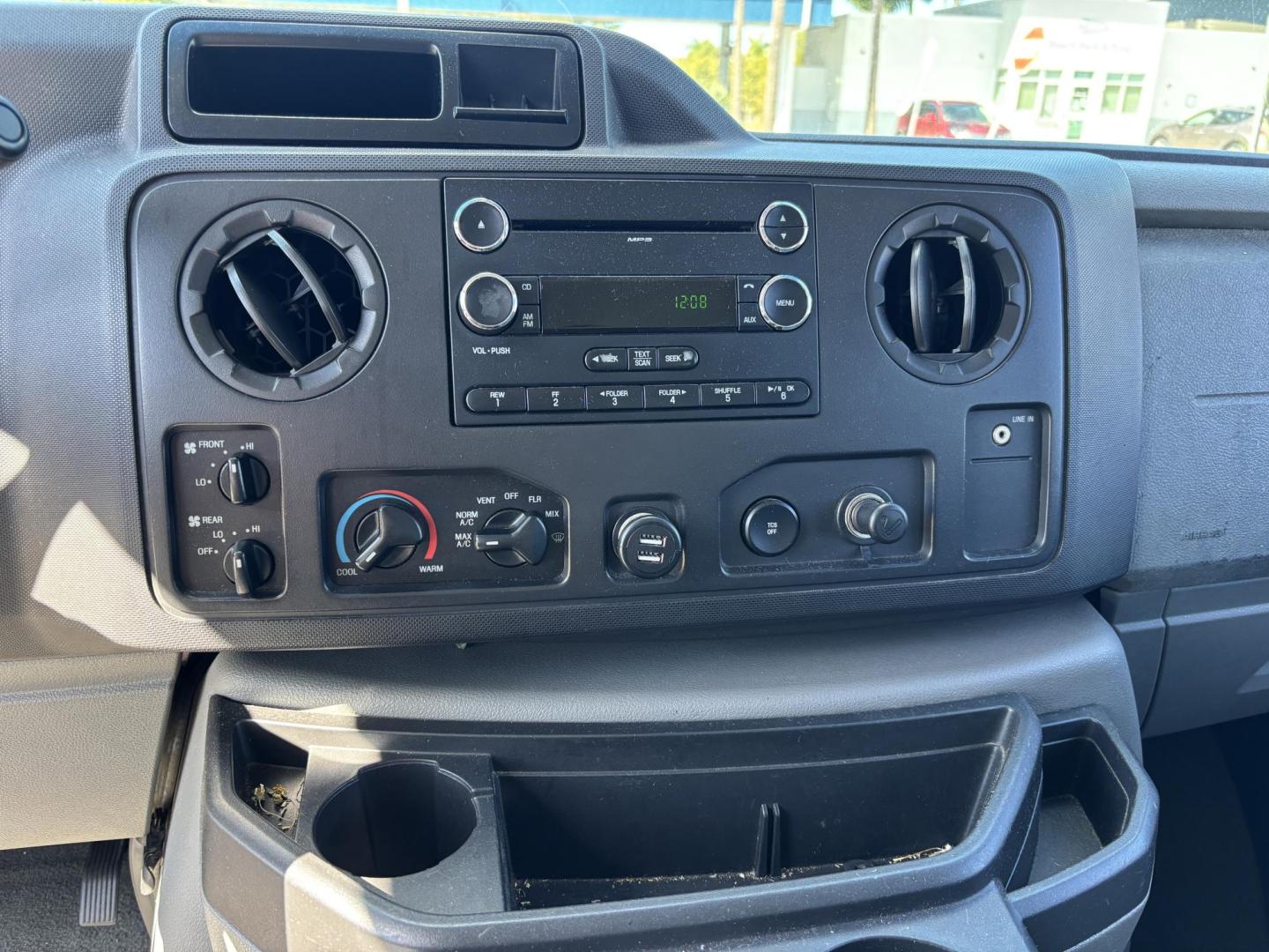 2010 WHITE /GRAY CLOTH Ford E-Series Wagon E-350 XL Super Duty Extended (1FBSS3BL3AD) with an 5.4L V8 SOHC 16V engine, located at 11170 Summerlin Square Dr., Fort Myers Beach, FL, 33931, (239) 999-7777, 26.493546, -81.941628 - Photo#12