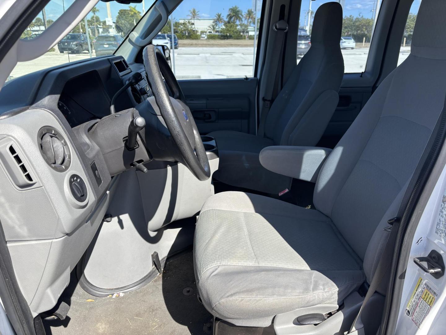 2010 WHITE /GRAY CLOTH Ford E-Series Wagon E-350 XL Super Duty Extended (1FBSS3BL3AD) with an 5.4L V8 SOHC 16V engine, located at 11170 Summerlin Square Dr., Fort Myers Beach, FL, 33931, (239) 999-7777, 26.493546, -81.941628 - Photo#5