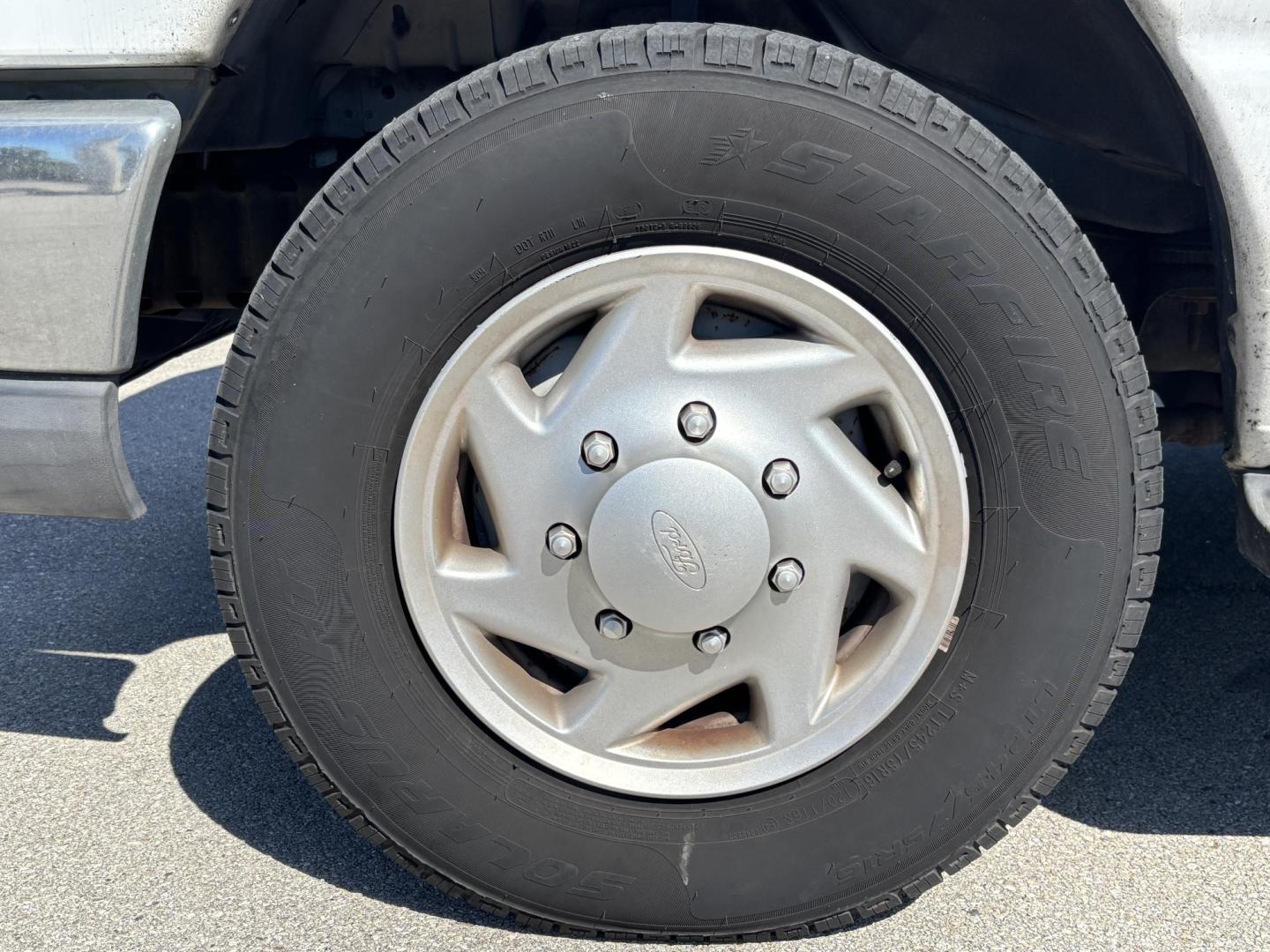 2010 WHITE /GRAY CLOTH Ford E-Series Wagon E-350 XL Super Duty Extended (1FBSS3BL3AD) with an 5.4L V8 SOHC 16V engine, located at 11170 Summerlin Square Dr., Fort Myers Beach, FL, 33931, (239) 999-7777, 26.493546, -81.941628 - Photo#13