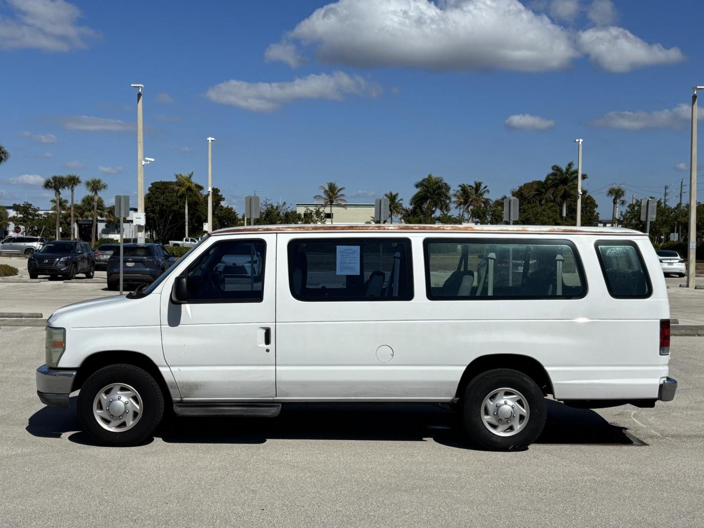 2010 WHITE /GRAY CLOTH Ford E-Series Wagon E-350 XL Super Duty Extended (1FBSS3BL3AD) with an 5.4L V8 SOHC 16V engine, located at 11170 Summerlin Square Dr., Fort Myers Beach, FL, 33931, (239) 999-7777, 26.493546, -81.941628 - Photo#4
