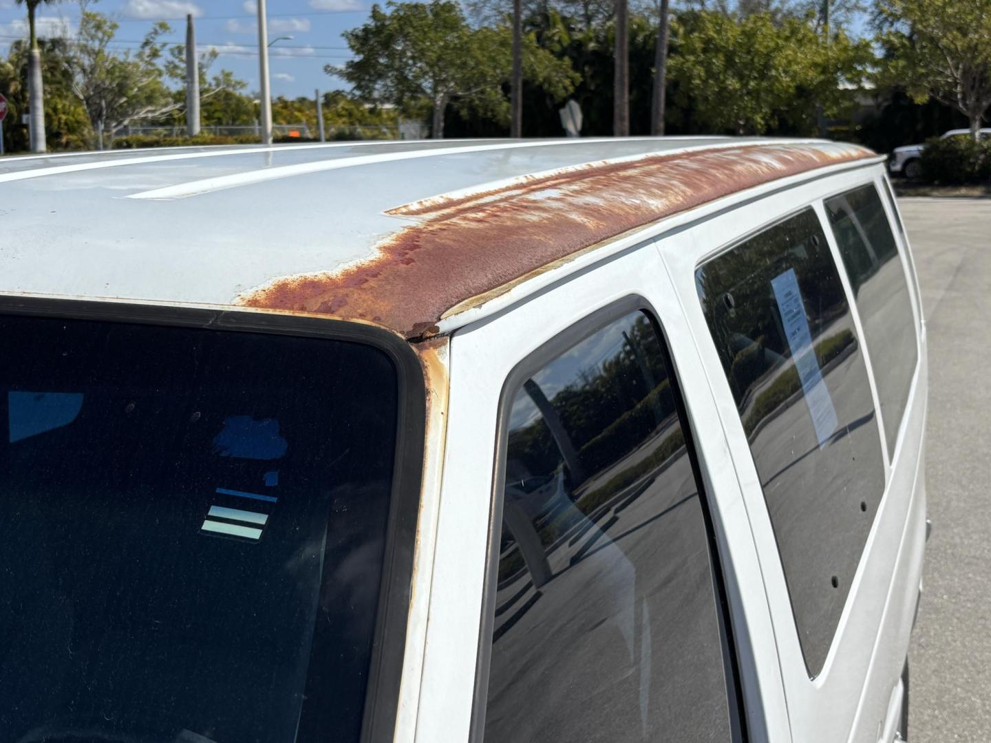 2010 WHITE /GRAY CLOTH Ford E-Series Wagon E-350 XL Super Duty Extended (1FBSS3BL3AD) with an 5.4L V8 SOHC 16V engine, located at 11170 Summerlin Square Dr., Fort Myers Beach, FL, 33931, (239) 999-7777, 26.493546, -81.941628 - Photo#15