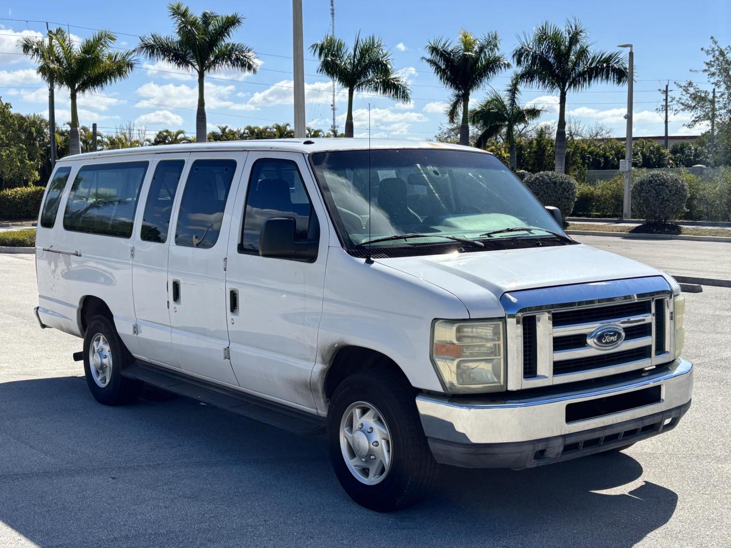 2010 WHITE /GRAY CLOTH Ford E-Series Wagon E-350 XL Super Duty Extended (1FBSS3BL3AD) with an 5.4L V8 SOHC 16V engine, located at 11170 Summerlin Square Dr., Fort Myers Beach, FL, 33931, (239) 999-7777, 26.493546, -81.941628 - Photo#3