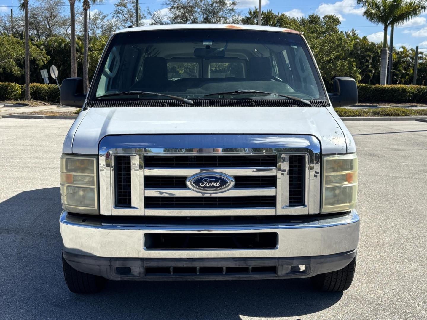 2010 WHITE /GRAY CLOTH Ford E-Series Wagon E-350 XL Super Duty Extended (1FBSS3BL3AD) with an 5.4L V8 SOHC 16V engine, located at 11170 Summerlin Square Dr., Fort Myers Beach, FL, 33931, (239) 999-7777, 26.493546, -81.941628 - Photo#2