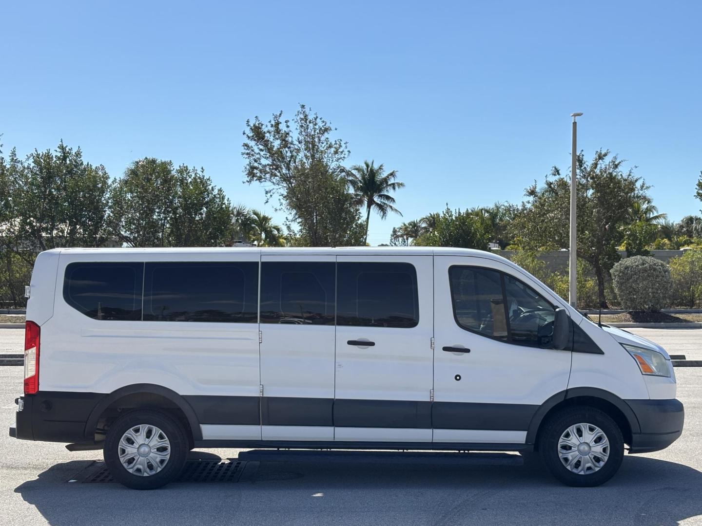 2016 WHITE /black Ford Transit 350 Wagon Low Roof XLT 60/40 Pass. 148-in. WB (1FBZX2ZM4GK) with an 3.7L V6 DOHC 24V engine, 6A transmission, located at 11170 Summerlin Square Dr., Fort Myers Beach, FL, 33931, (239) 999-7777, 26.493546, -81.941628 - Photo#4