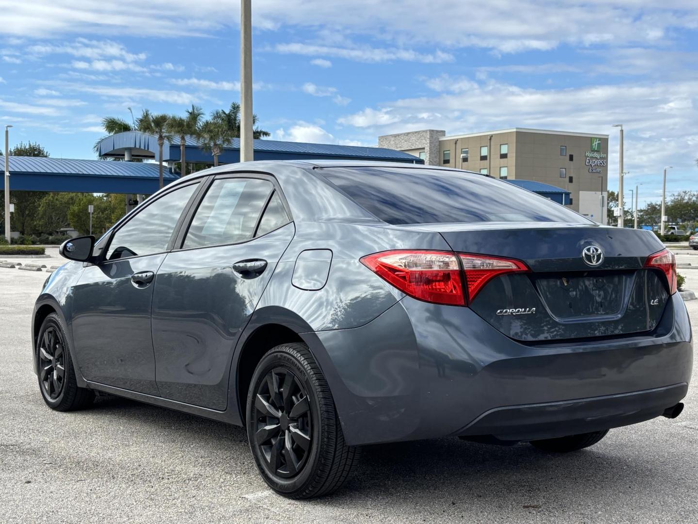 2018 BLUE /GRAY CLOTH Toyota Corolla XLE CVT (2T1BURHE3JC) with an 1.8L L4 DOHC 16V engine, CVT transmission, located at 11170 Summerlin Square Dr., Fort Myers Beach, FL, 33931, (239) 999-7777, 26.493546, -81.941628 - Rebuilt Title - Photo#7