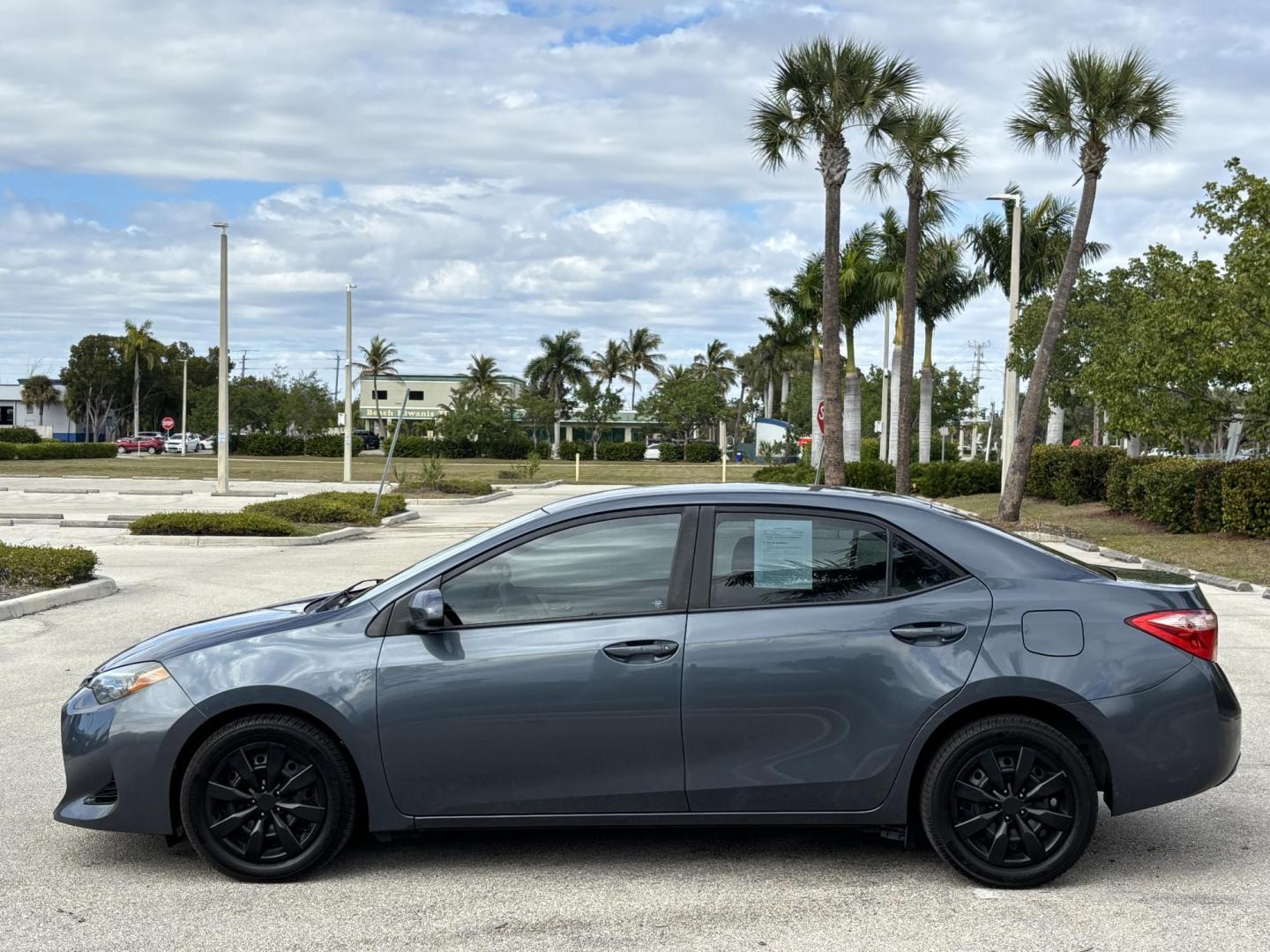 2018 BLUE /GRAY CLOTH Toyota Corolla XLE CVT (2T1BURHE3JC) with an 1.8L L4 DOHC 16V engine, CVT transmission, located at 11170 Summerlin Square Dr., Fort Myers Beach, FL, 33931, (239) 999-7777, 26.493546, -81.941628 - Rebuilt Title - Photo#8