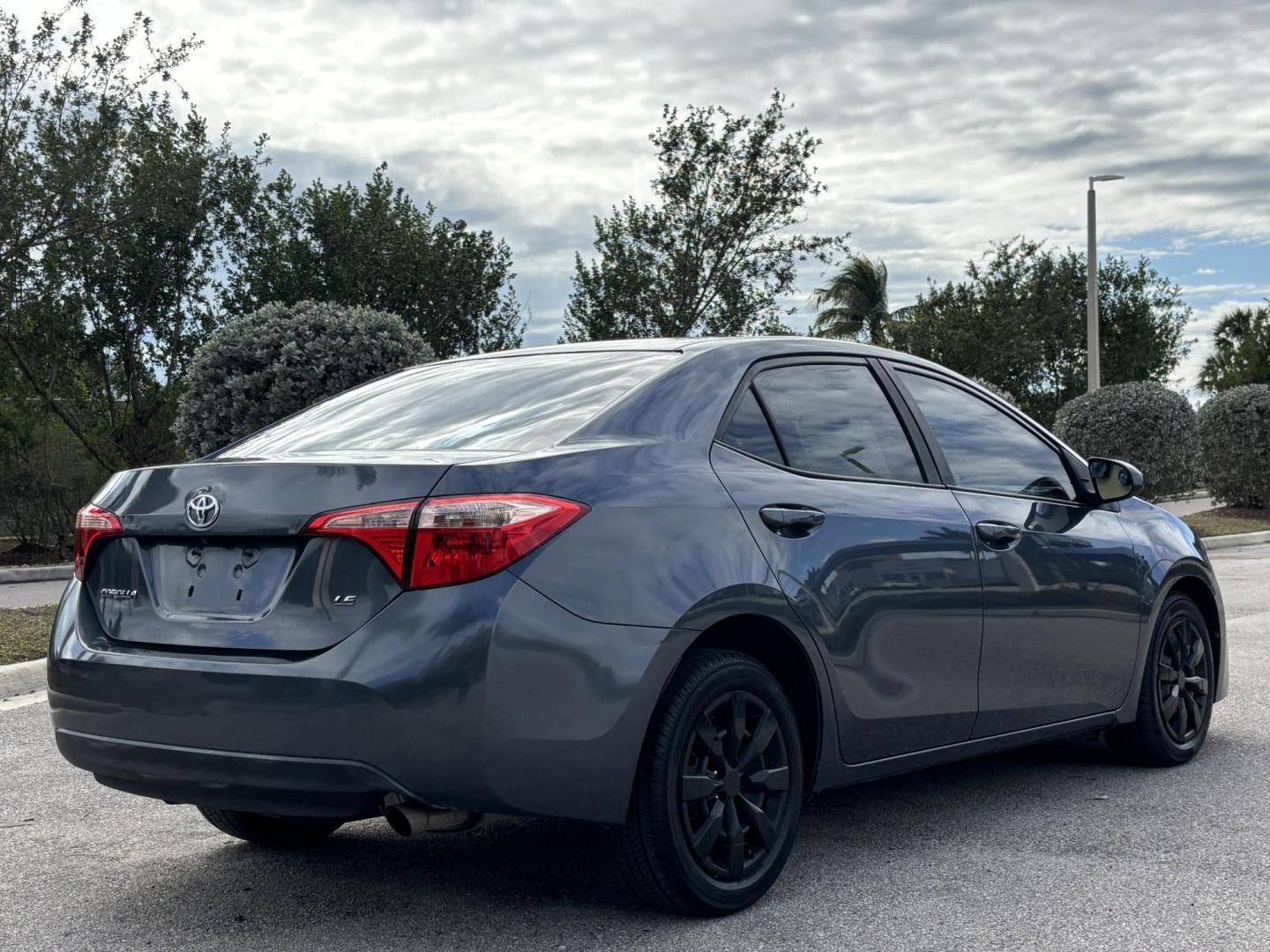 2018 BLUE /GRAY CLOTH Toyota Corolla XLE CVT (2T1BURHE3JC) with an 1.8L L4 DOHC 16V engine, CVT transmission, located at 11170 Summerlin Square Dr., Fort Myers Beach, FL, 33931, (239) 999-7777, 26.493546, -81.941628 - Rebuilt Title - Photo#5