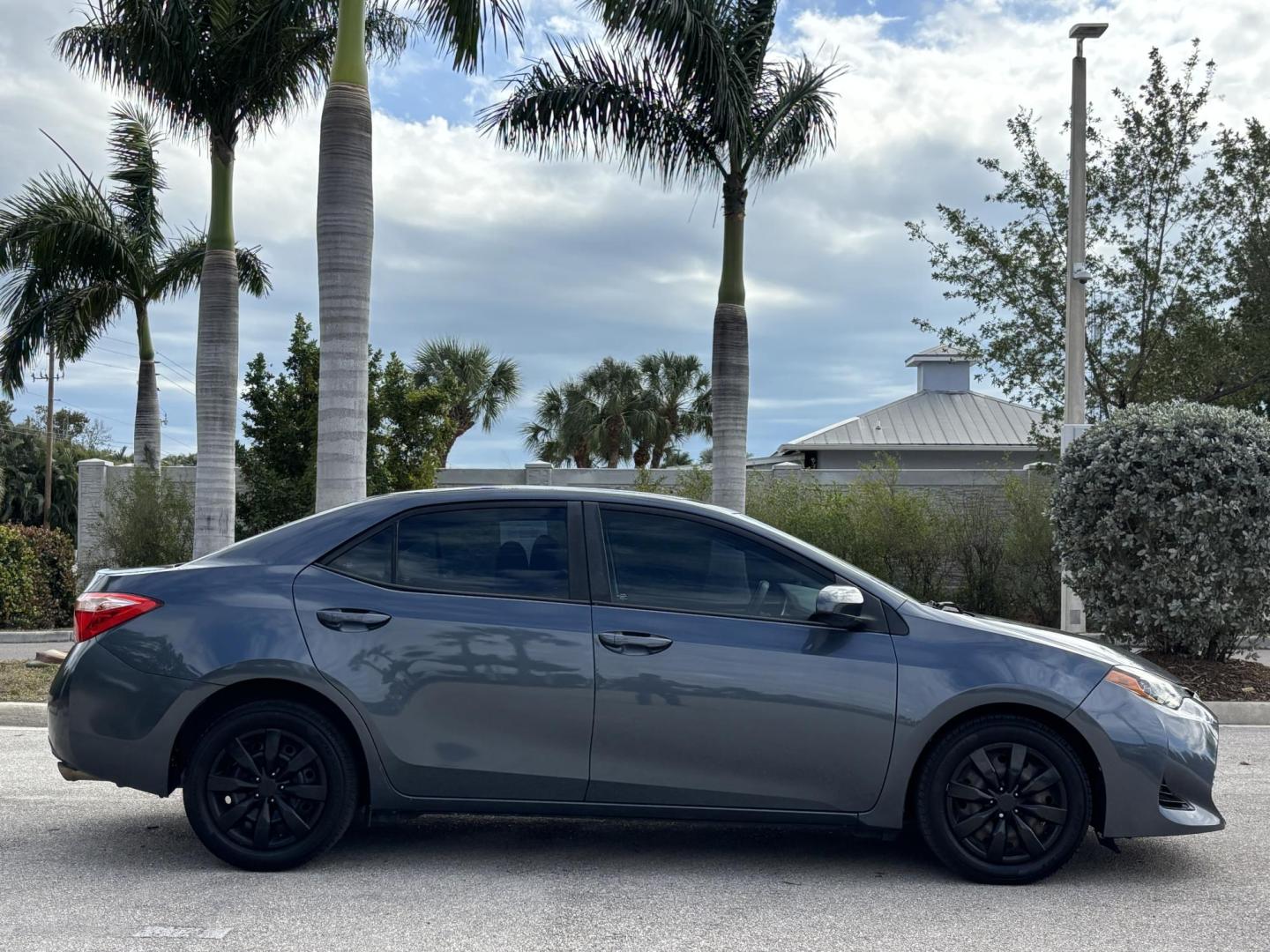 2018 BLUE /GRAY CLOTH Toyota Corolla XLE CVT (2T1BURHE3JC) with an 1.8L L4 DOHC 16V engine, CVT transmission, located at 11170 Summerlin Square Dr., Fort Myers Beach, FL, 33931, (239) 999-7777, 26.493546, -81.941628 - Rebuilt Title - Photo#4
