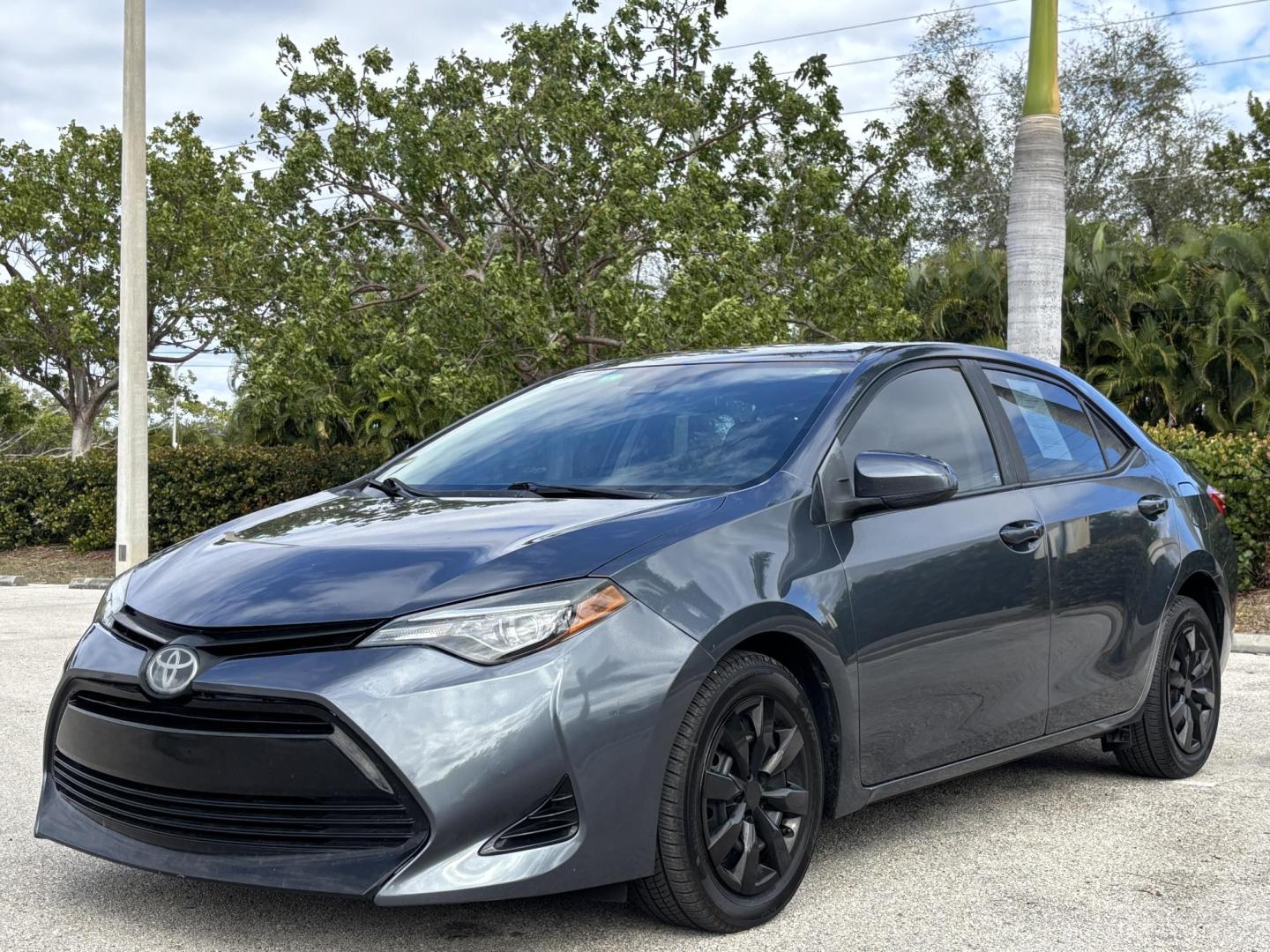 2018 BLUE /GRAY CLOTH Toyota Corolla XLE CVT (2T1BURHE3JC) with an 1.8L L4 DOHC 16V engine, CVT transmission, located at 11170 Summerlin Square Dr., Fort Myers Beach, FL, 33931, (239) 999-7777, 26.493546, -81.941628 - Rebuilt Title - Photo#1