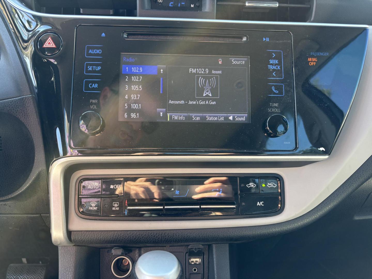 2018 BLUE /GRAY CLOTH Toyota Corolla XLE CVT (2T1BURHE3JC) with an 1.8L L4 DOHC 16V engine, CVT transmission, located at 11170 Summerlin Square Dr., Fort Myers Beach, FL, 33931, (239) 999-7777, 26.493546, -81.941628 - Rebuilt Title - Photo#13