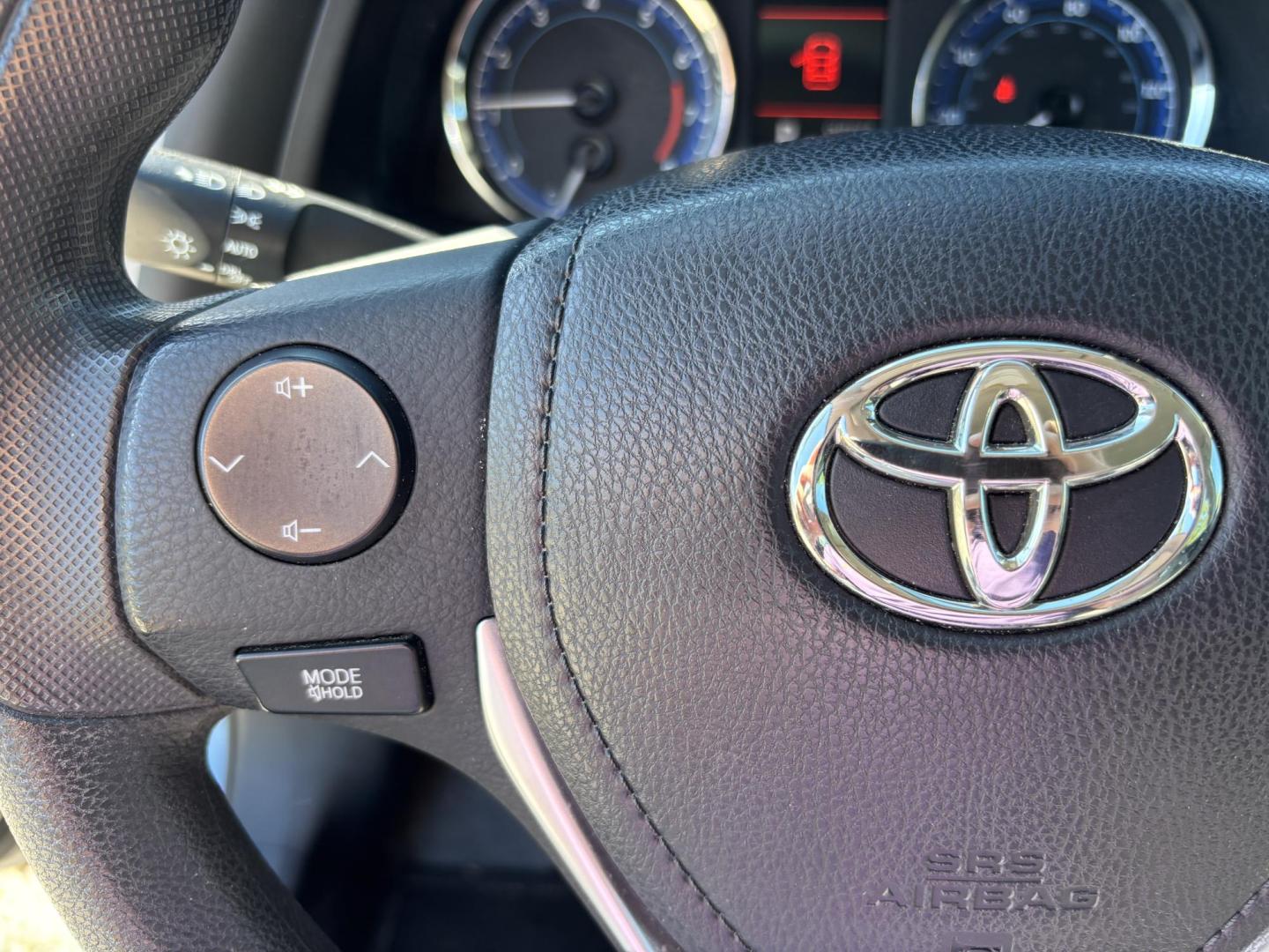 2018 BLUE /GRAY CLOTH Toyota Corolla XLE CVT (2T1BURHE3JC) with an 1.8L L4 DOHC 16V engine, CVT transmission, located at 11170 Summerlin Square Dr., Fort Myers Beach, FL, 33931, (239) 999-7777, 26.493546, -81.941628 - Rebuilt Title - Photo#21