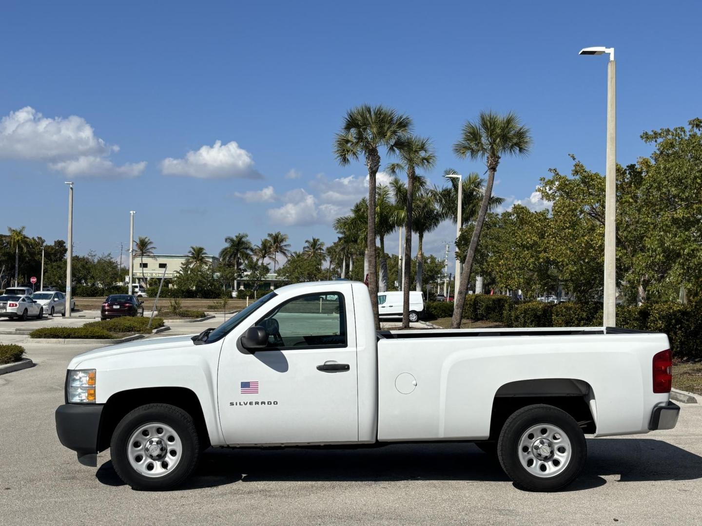 2013 WHITE Chevrolet Silverado 1500 Work Truck 2WD (1GCNCPEXXDZ) with an 4.3L V6 OHV 12V engine, located at 11170 Summerlin Square Dr., Fort Myers Beach, FL, 33931, (239) 999-7777, 26.493546, -81.941628 - Carfax 1 Owner 2 Door Long Bed - Photo#4