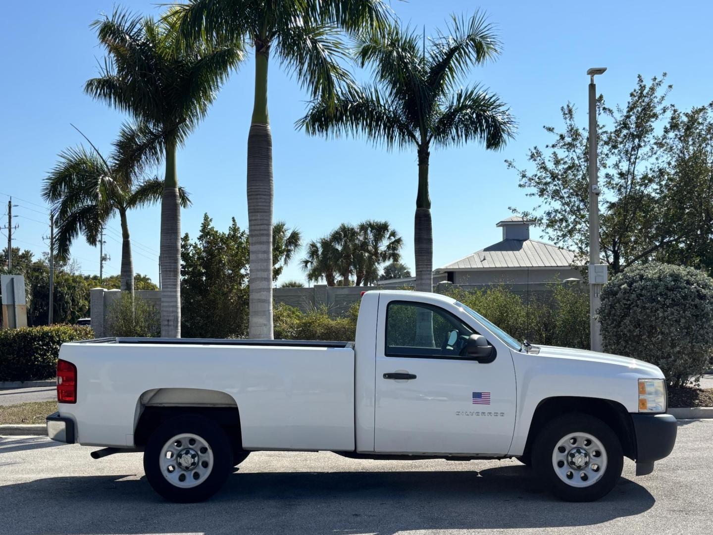 2013 WHITE Chevrolet Silverado 1500 Work Truck 2WD (1GCNCPEXXDZ) with an 4.3L V6 OHV 12V engine, located at 11170 Summerlin Square Dr., Fort Myers Beach, FL, 33931, (239) 999-7777, 26.493546, -81.941628 - Carfax 1 Owner 2 Door Long Bed - Photo#2