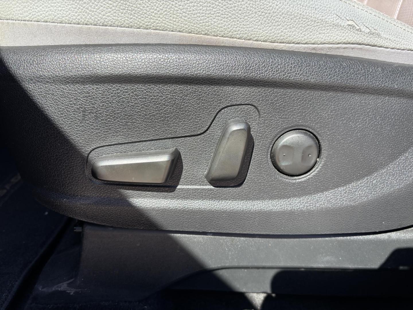 2020 GRAY /GRAY LEATHER Hyundai Palisade SEL AWD (KM8R4DHE8LU) with an 3.8L V6 DOHC 24V engine, 8A transmission, located at 11170 Summerlin Square Dr., Fort Myers Beach, FL, 33931, (239) 999-7777, 26.493546, -81.941628 - Photo#11