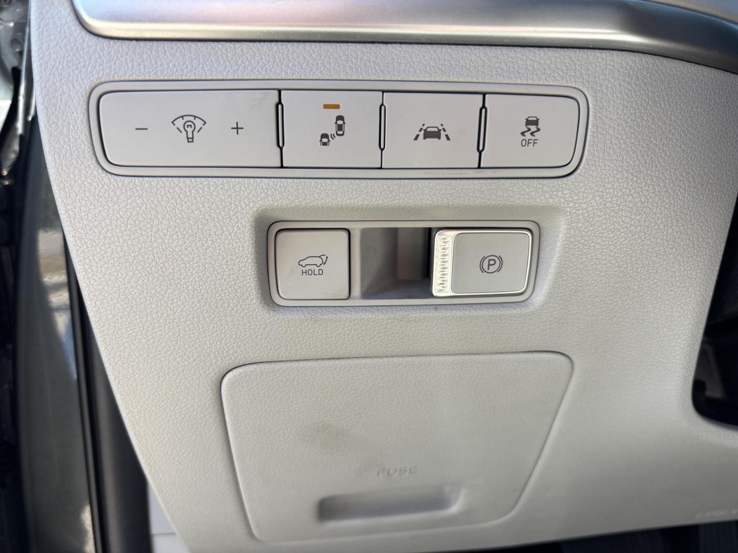 2020 GRAY /GRAY LEATHER Hyundai Palisade SEL AWD (KM8R4DHE8LU) with an 3.8L V6 DOHC 24V engine, 8A transmission, located at 11170 Summerlin Square Dr., Fort Myers Beach, FL, 33931, (239) 999-7777, 26.493546, -81.941628 - Photo#25