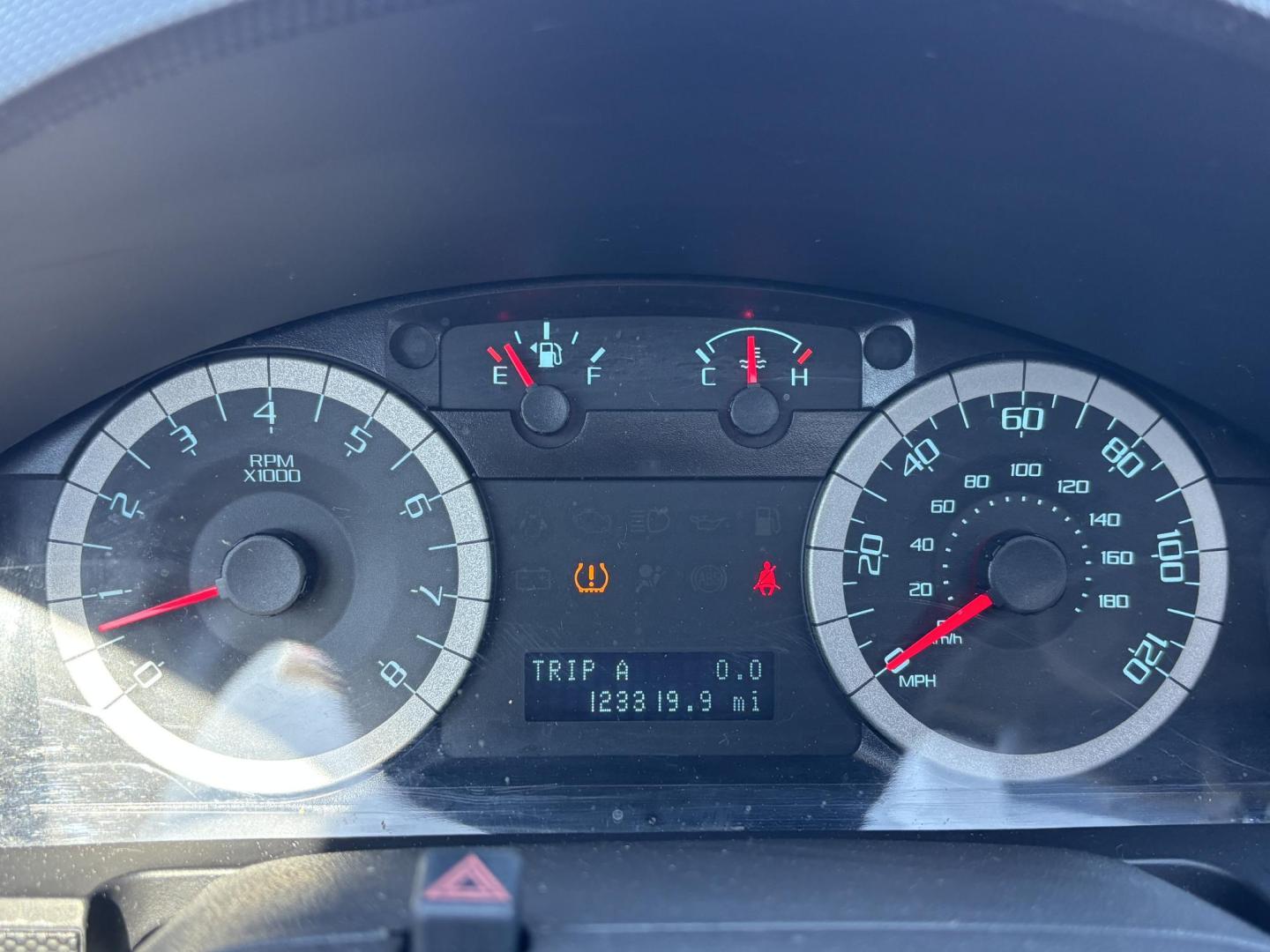 2011 WHITE /BLACK LEATHER Ford Escape Limited FWD (1FMCU0EG6BK) with an 3.0L V6 DOHC 24V engine, 6-Speed Automatic transmission, located at 11170 Summerlin Square Dr., Fort Myers Beach, FL, 33931, (239) 999-7777, 26.493546, -81.941628 - Photo#19