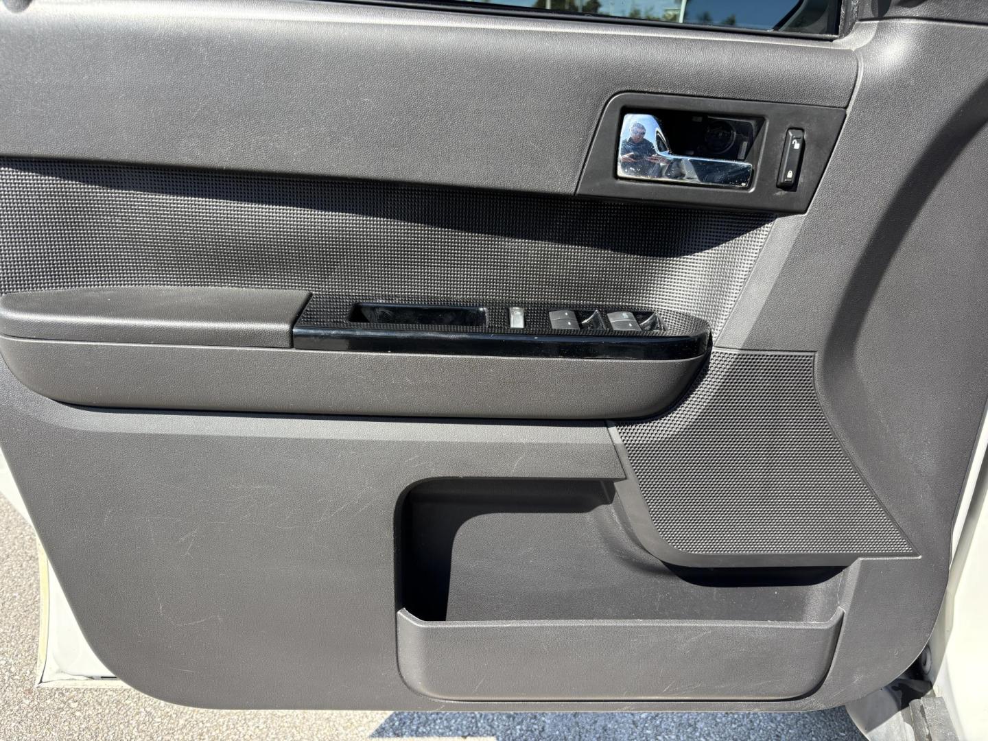 2011 WHITE /BLACK LEATHER Ford Escape Limited FWD (1FMCU0EG6BK) with an 3.0L V6 DOHC 24V engine, 6-Speed Automatic transmission, located at 11170 Summerlin Square Dr., Fort Myers Beach, FL, 33931, (239) 999-7777, 26.493546, -81.941628 - Photo#27