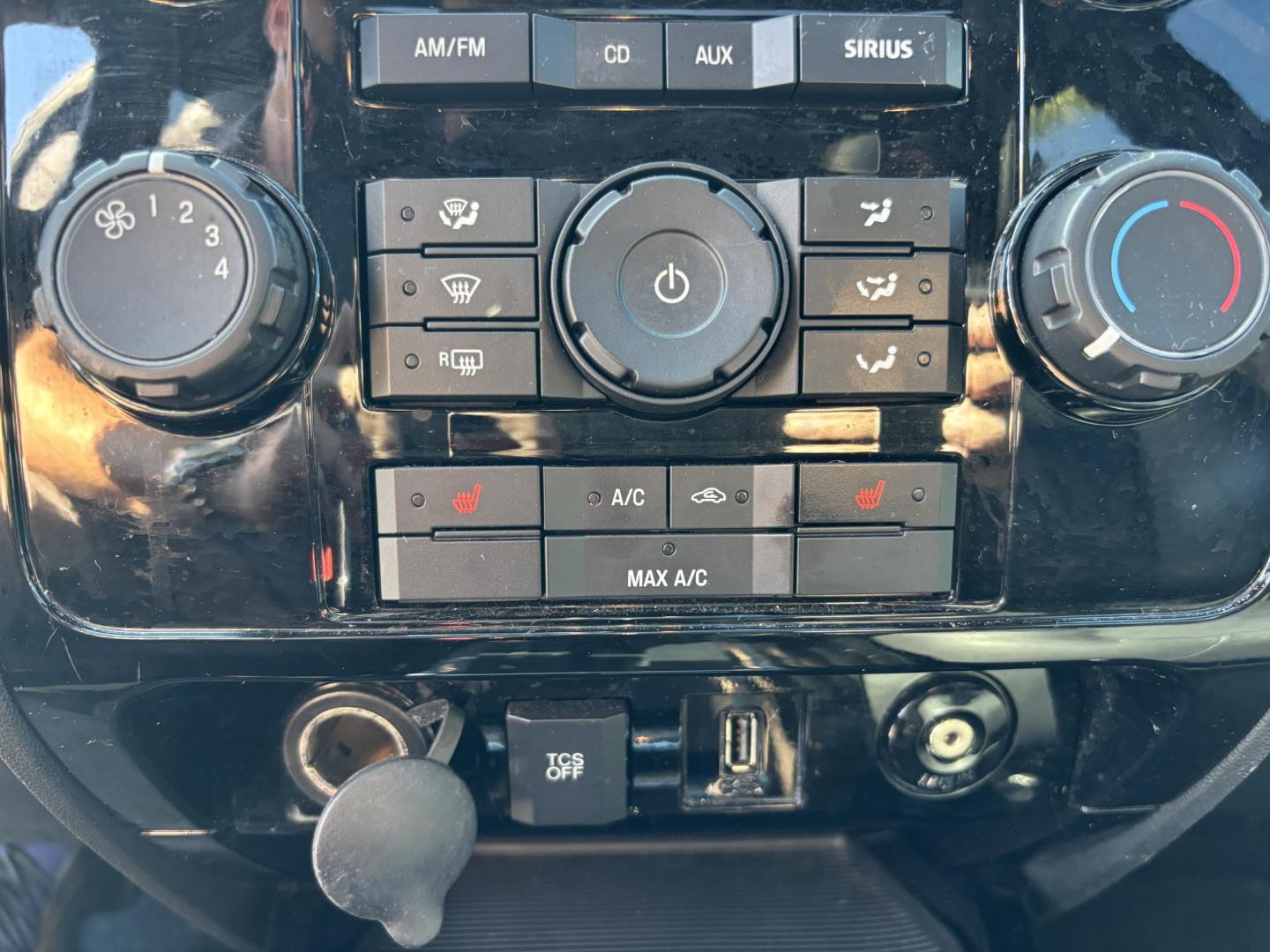 2011 WHITE /BLACK LEATHER Ford Escape Limited FWD (1FMCU0EG6BK) with an 3.0L V6 DOHC 24V engine, 6-Speed Automatic transmission, located at 11170 Summerlin Square Dr., Fort Myers Beach, FL, 33931, (239) 999-7777, 26.493546, -81.941628 - Photo#26