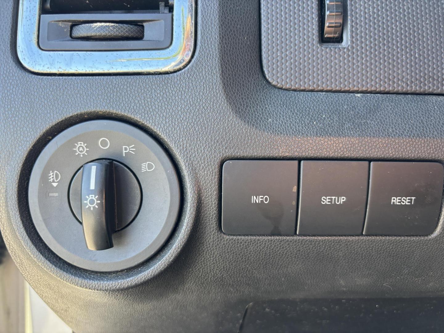 2011 WHITE /BLACK LEATHER Ford Escape Limited FWD (1FMCU0EG6BK) with an 3.0L V6 DOHC 24V engine, 6-Speed Automatic transmission, located at 11170 Summerlin Square Dr., Fort Myers Beach, FL, 33931, (239) 999-7777, 26.493546, -81.941628 - Photo#20