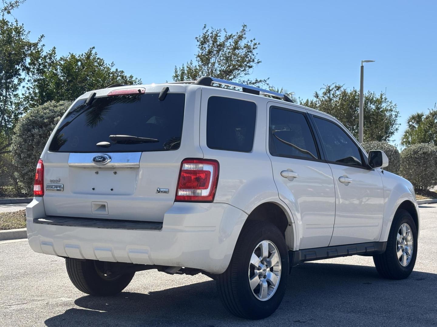 2011 WHITE /BLACK LEATHER Ford Escape Limited FWD (1FMCU0EG6BK) with an 3.0L V6 DOHC 24V engine, 6-Speed Automatic transmission, located at 11170 Summerlin Square Dr., Fort Myers Beach, FL, 33931, (239) 999-7777, 26.493546, -81.941628 - Photo#7